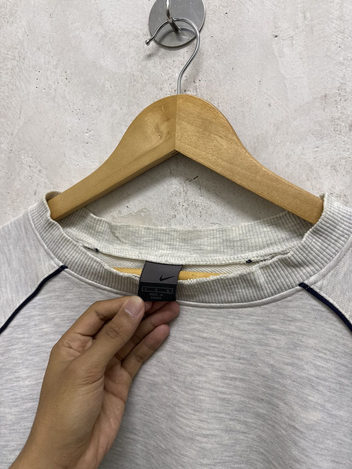 Nike 2000s Nike Small Swoosh Distressed Sweatshirt Size US L / EU 52-54 / 3 - 5 Thumbnail
