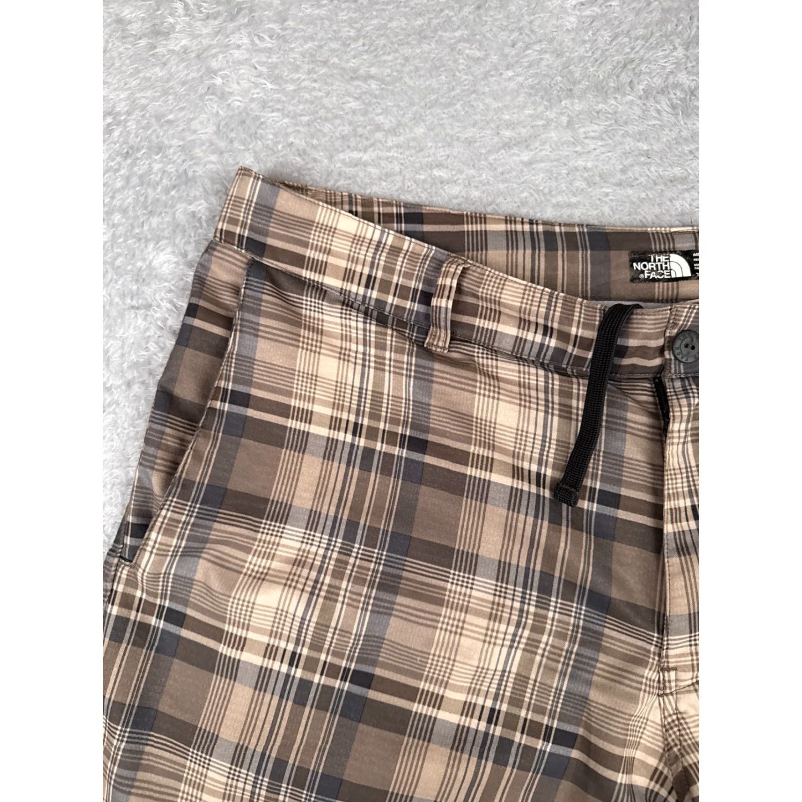 The North Face VINTAGE The North Face Cargo Shorts Men Beige Plaid 38 Polyester Blend Inseam 10 in Zip Pocket Logo Casual All Season Mens Size US 38 / EU 54 - 4 Thumbnail