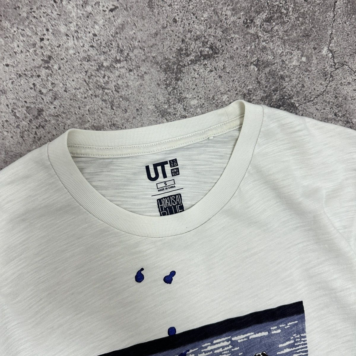 Uniqlo Y2K Uniqlo x Hokusai blue Storm Below Mount Fuji Japan tee Size US S / EU 44-46 / 1 - 4 Thumbnail
