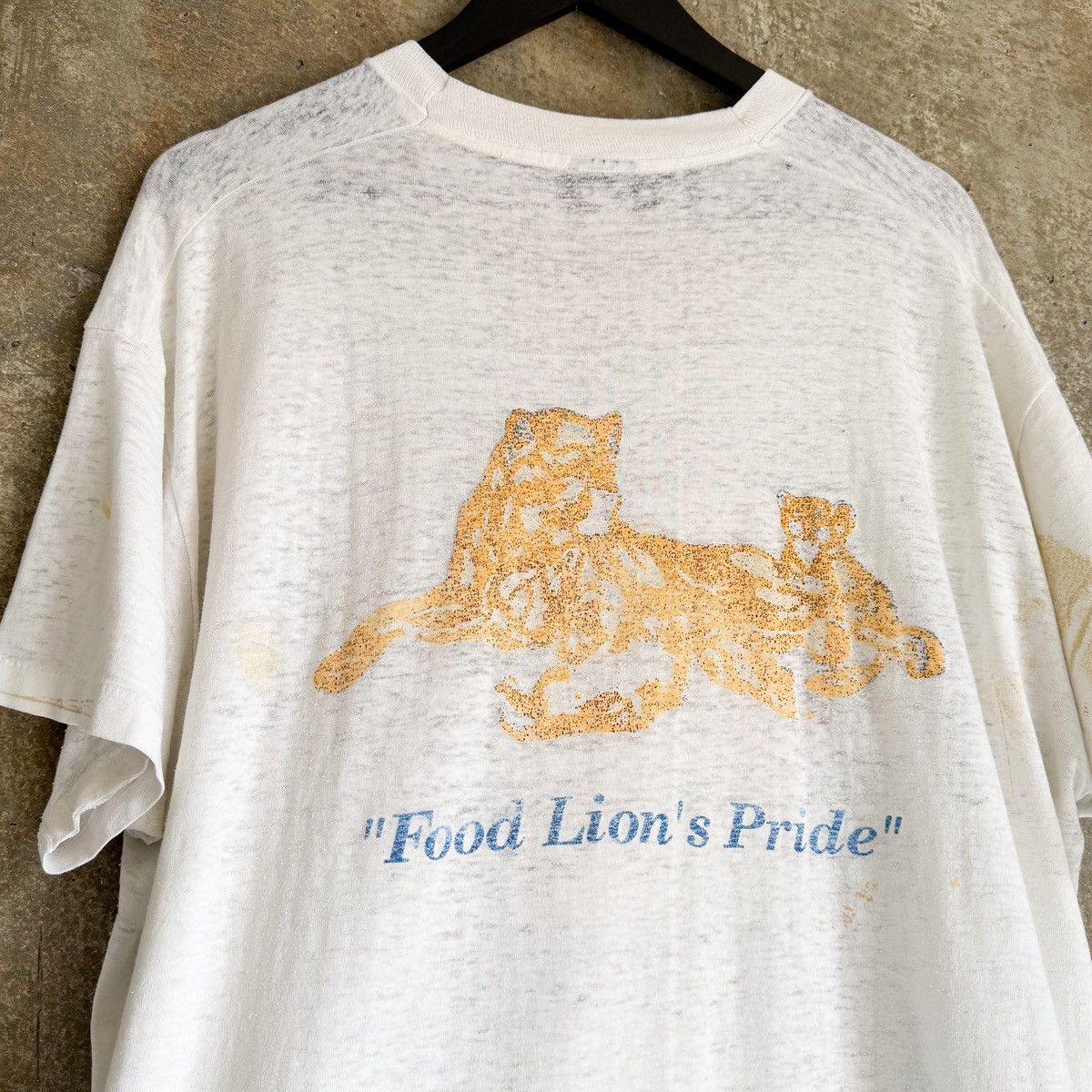 Band Tees 90s THRASHED Paper Thin Paint Splatter Food Lion T Shirt Size US XL / EU 56 / 4 - 7 Thumbnail