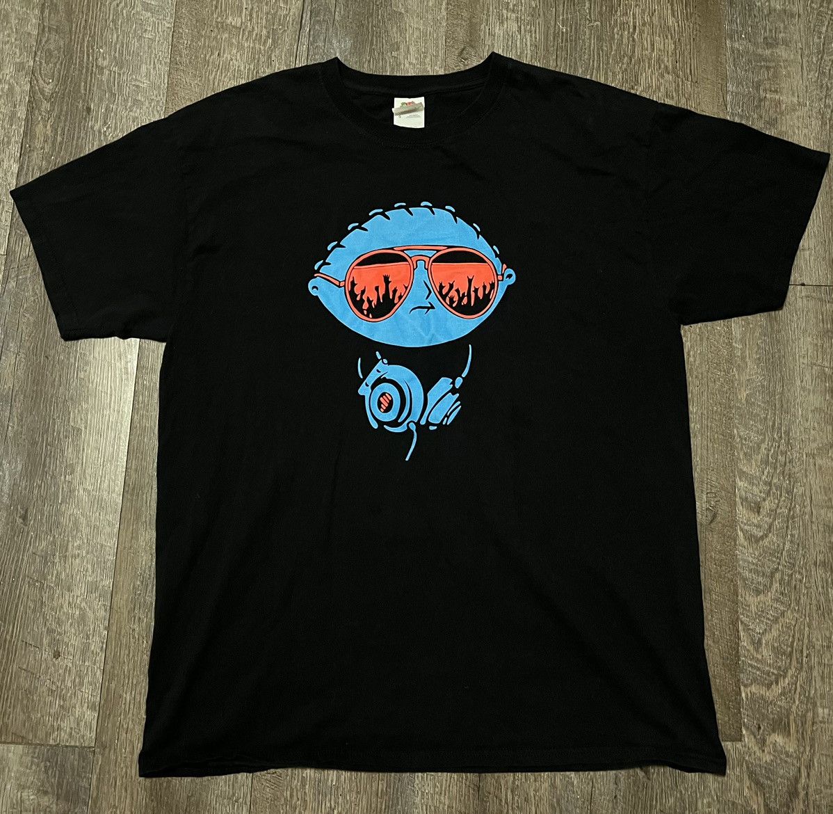 Vintage Vintage Family Guy Stewie DJ Shirt size Large Size US L / EU 52-54 / 3 - 1 Thumbnail