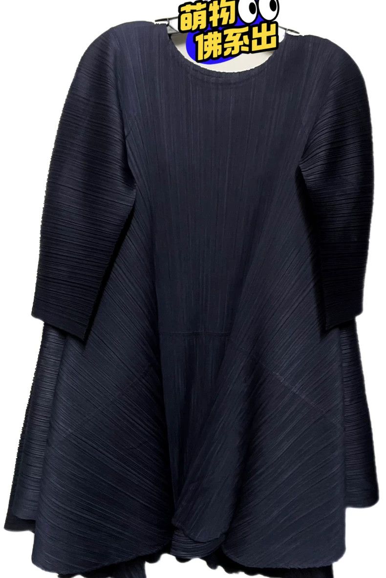 Pleats Please Issey Miyake Issey Miyake Dark blue pleated short-sleeved shirt Size XXL / US 16-18 / IT 52-54 - 2 Thumbnail