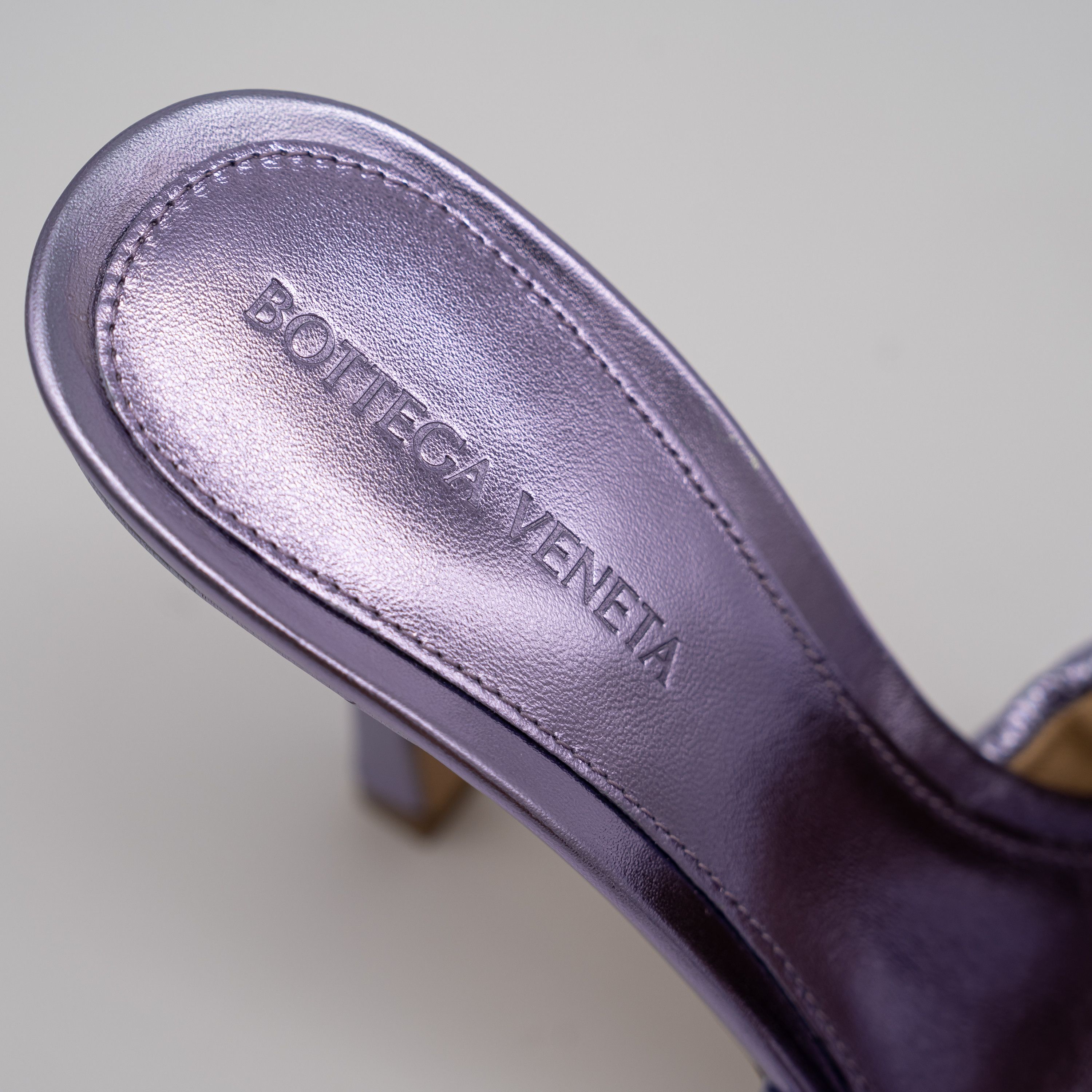 Bottega Veneta 38eu Bottega Veneta Purple Metallic Leather Padded Sandals Size US 8 / IT 38 - 8 Thumbnail