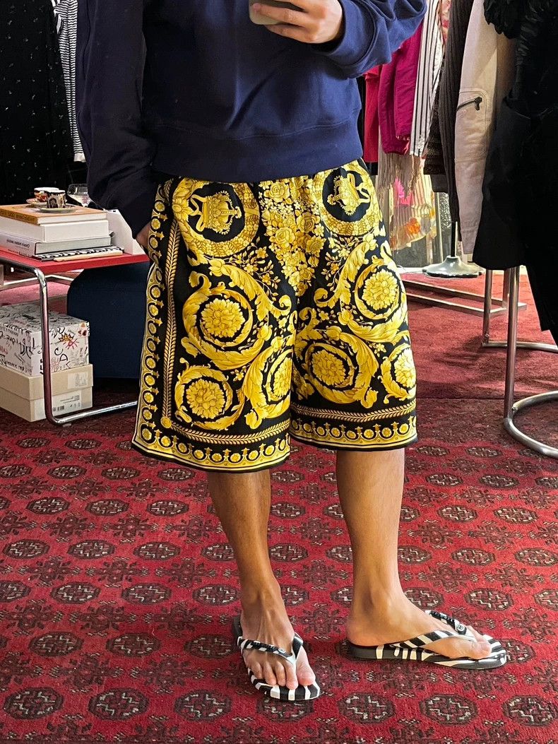 Versace Versace Printed knee-length silk silk shorts Size US 32 / EU 48 - 2 Thumbnail