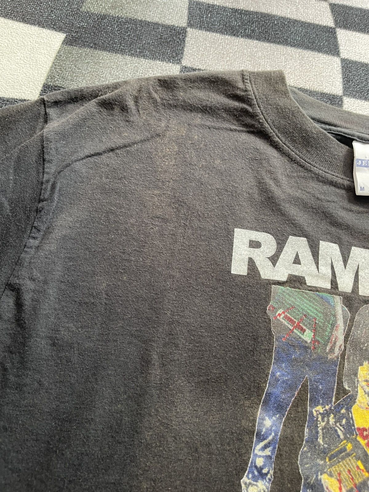 Band Tees VINTAGE RAMONES Art Graphic T-Shirt 90s/Y2K Punk Rock Tee Size US M / EU 48-50 / 2 - 4 Thumbnail