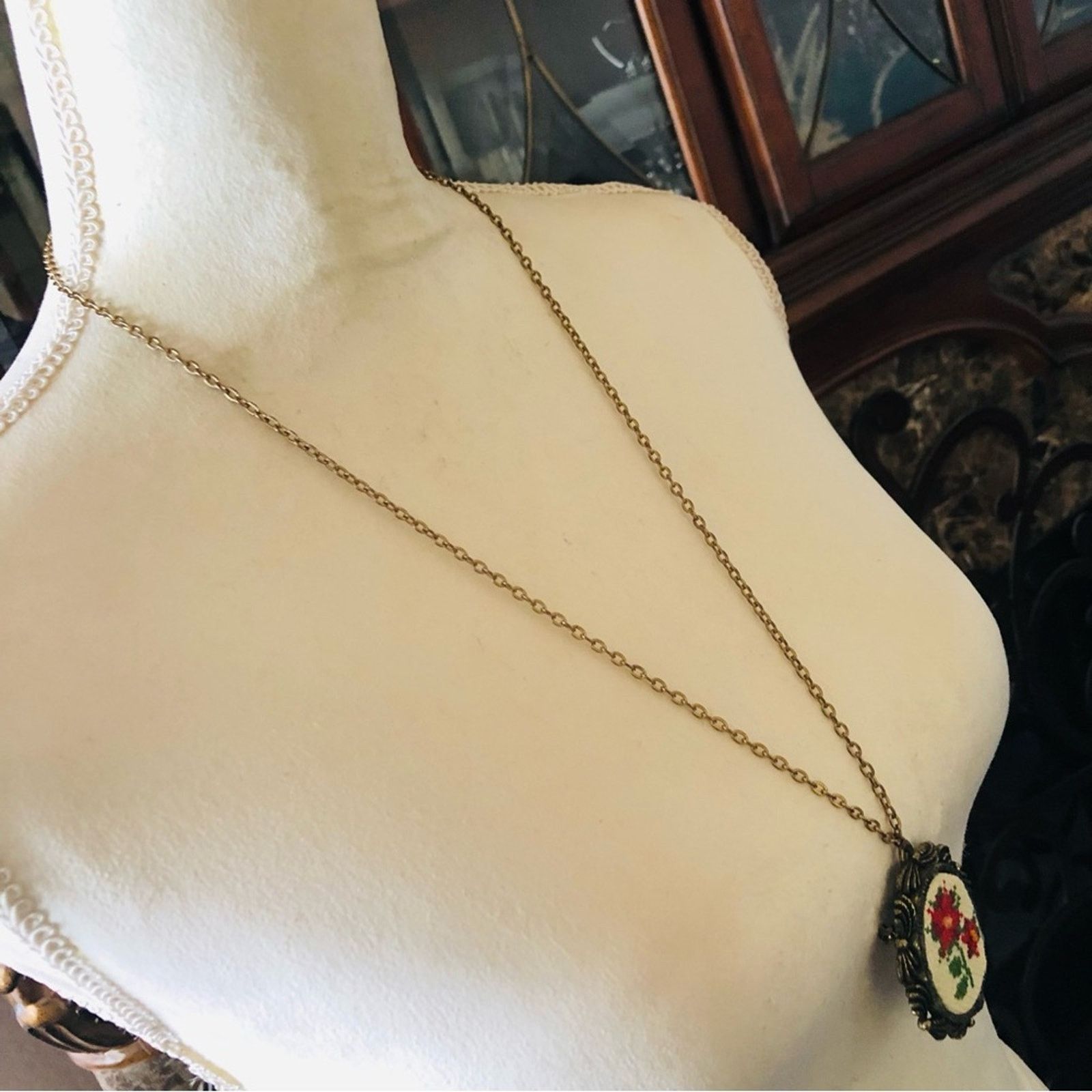Vintage Vintage The Creative Circle cross stitch pendant on chain Size ONE SIZE - 3 Thumbnail