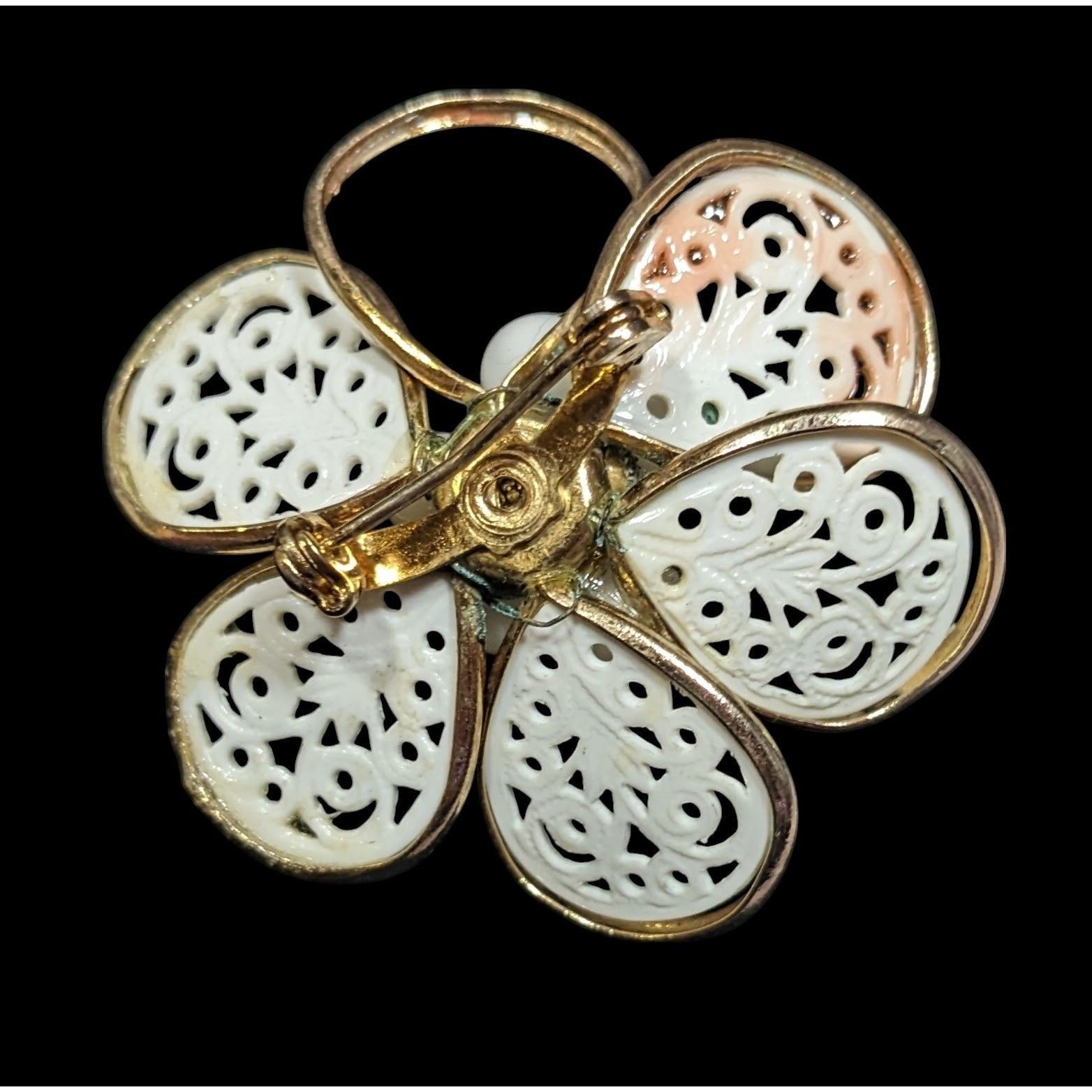 Other Vintage Floral Filigree White And Gold Tone Brooch Size ONE SIZE - 2 Thumbnail