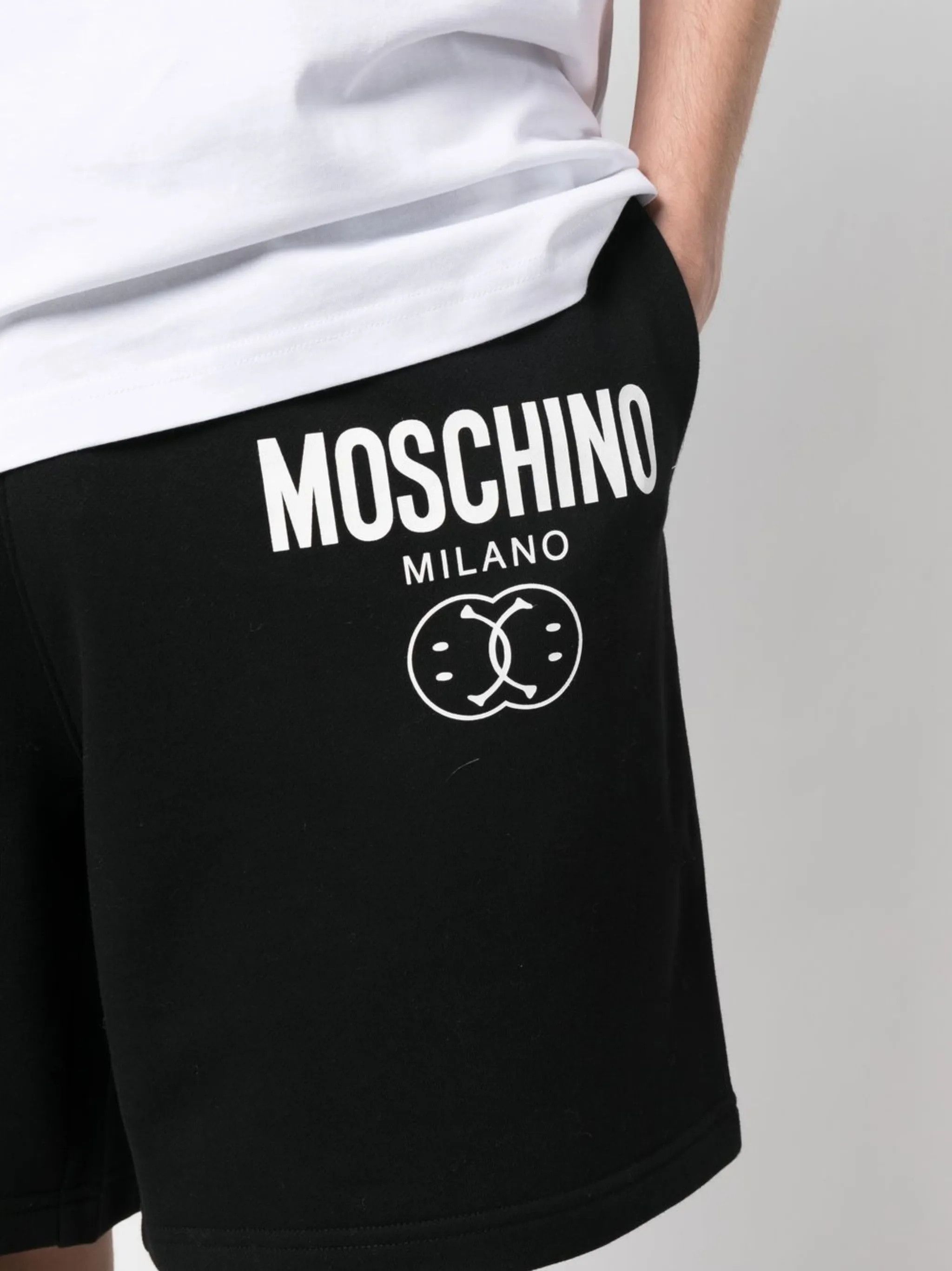 Moschino o1y0225 Logo Short in Black Size US 34 / EU 50 - 4 Thumbnail