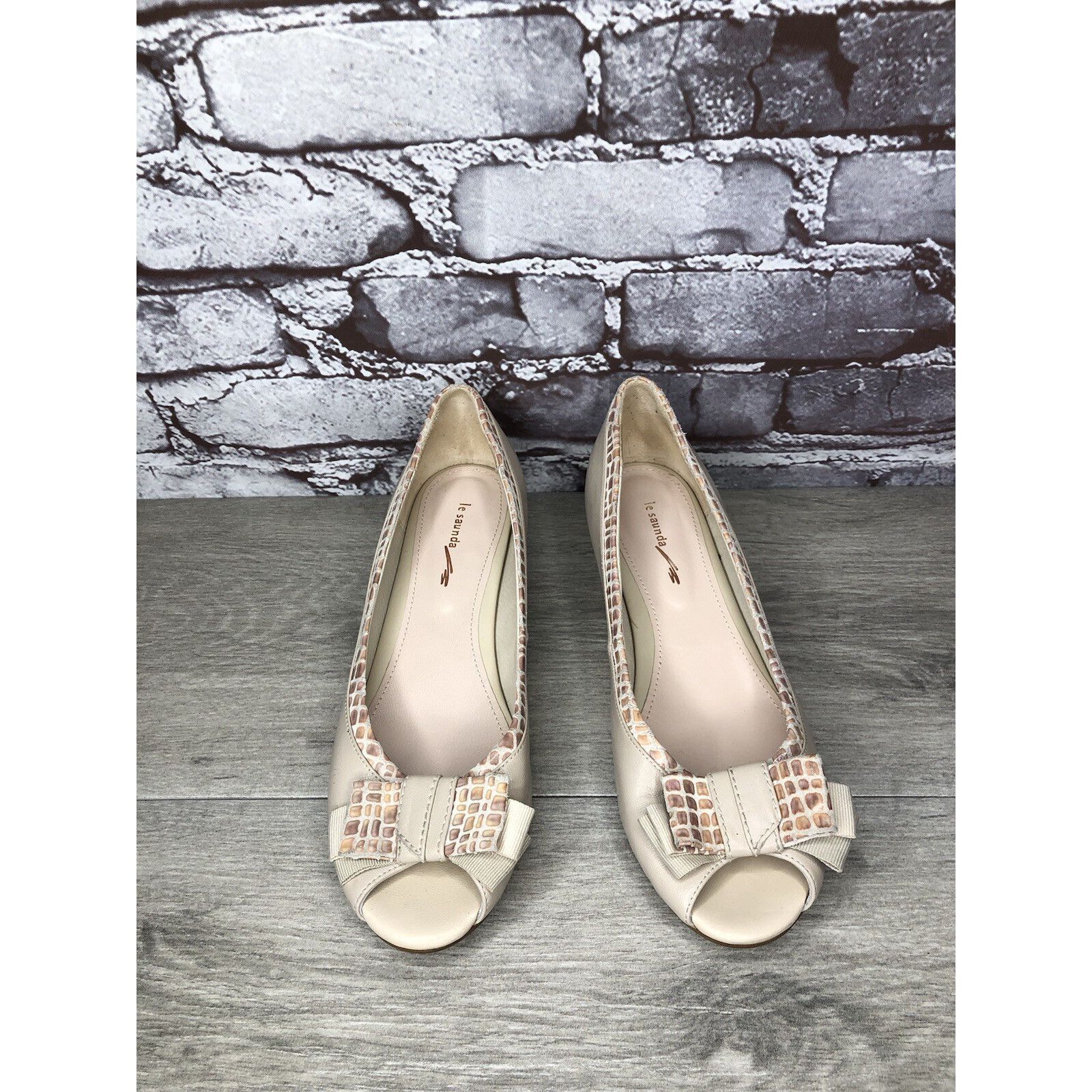 Other LE SAUNDA Ivory Leather Pink Croc Bow Peep Toe Wedges Women’ Size US 7.5 / IT 37.5 - 4 Thumbnail