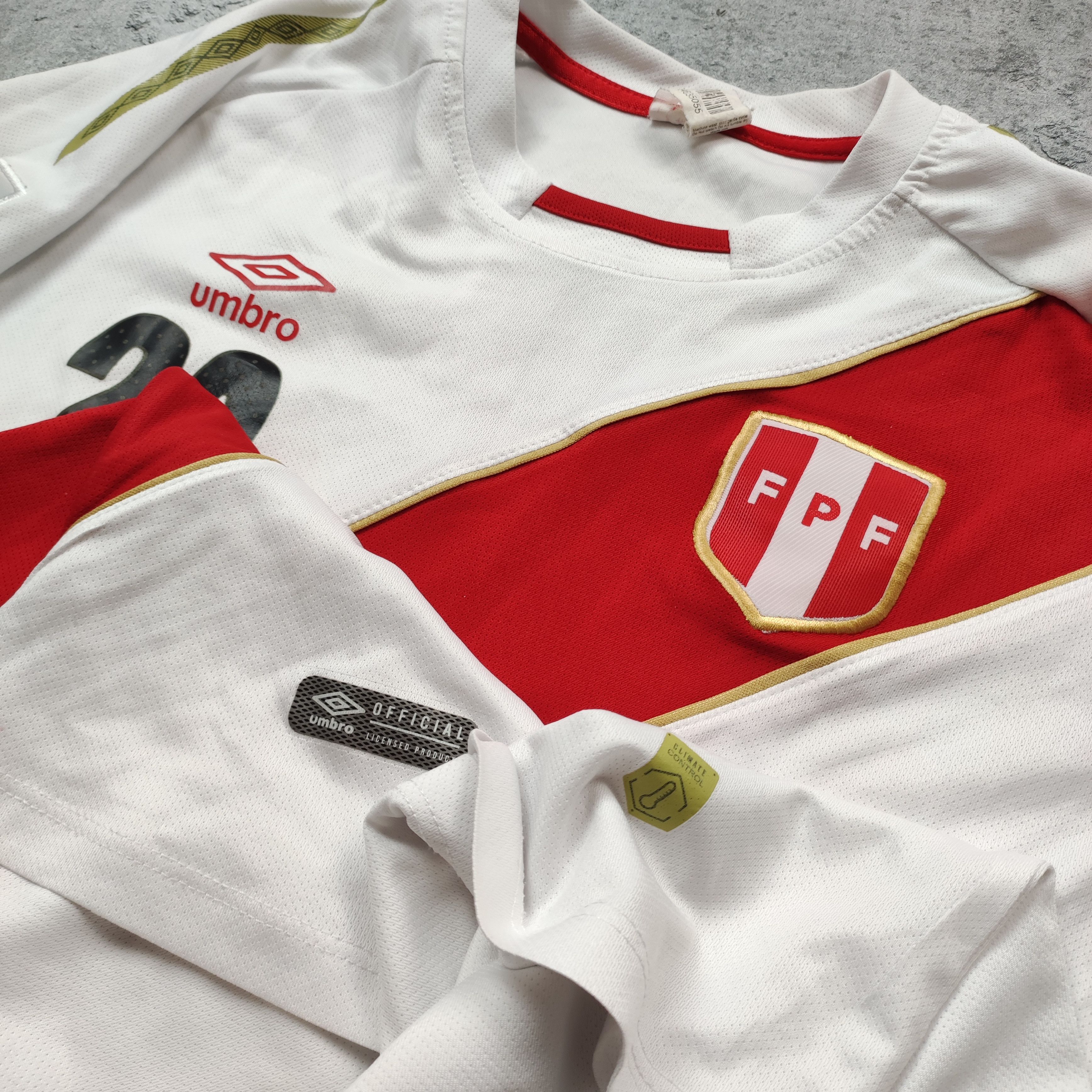 Vintage FIFA World Cap 2018 Peru #20 Flores Home Football Jersey Size US S / EU 44-46 / 1 - 7 Thumbnail