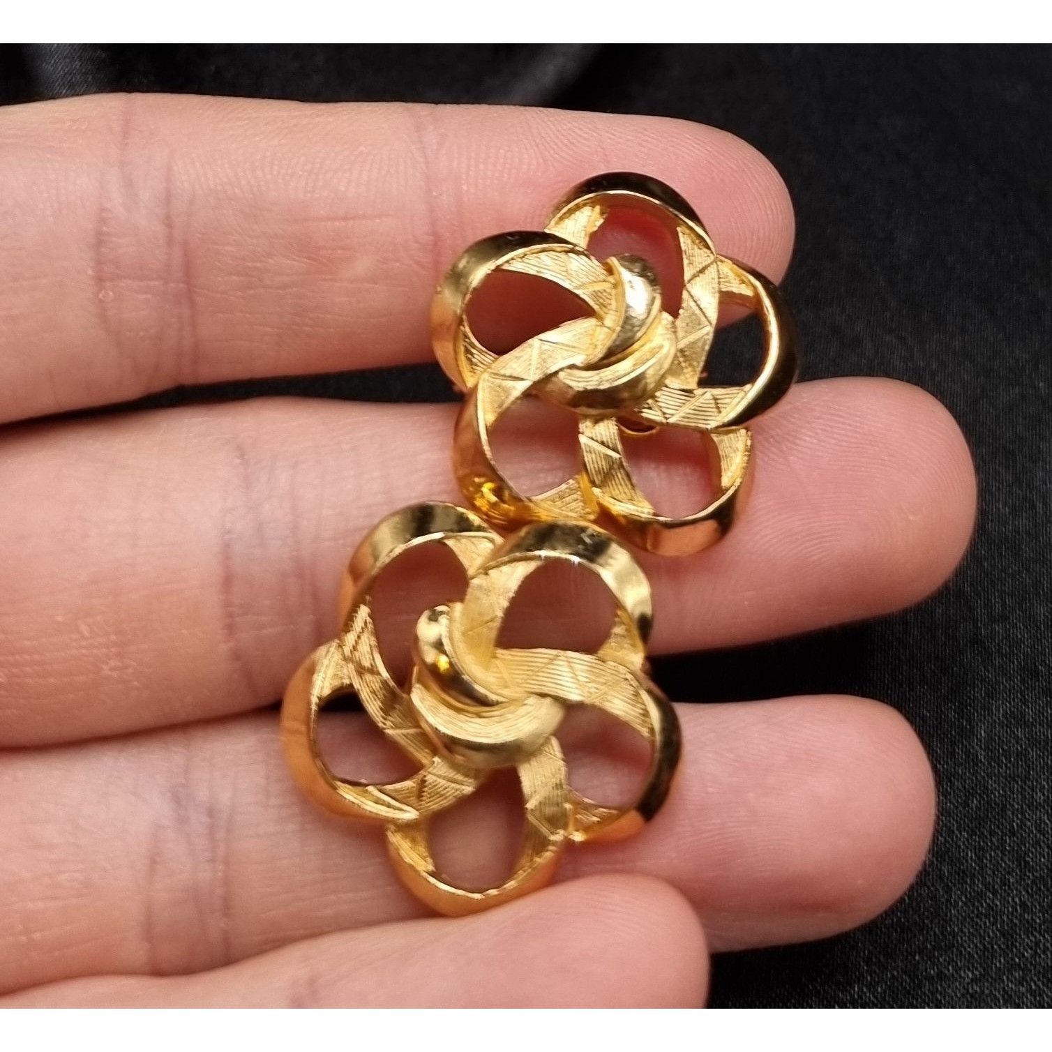 Vintage Vintage 1960s TRIFARI Signed Gold-Tone Clip-On Knot Earrings Size ONE SIZE - 5 Thumbnail