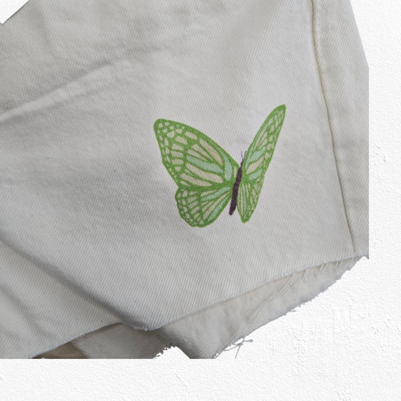 Levi's Levi’s 501 White Butterfly Cutoff Shorts Size 27 Size 27" / US 4 / IT 40 - 3 Thumbnail