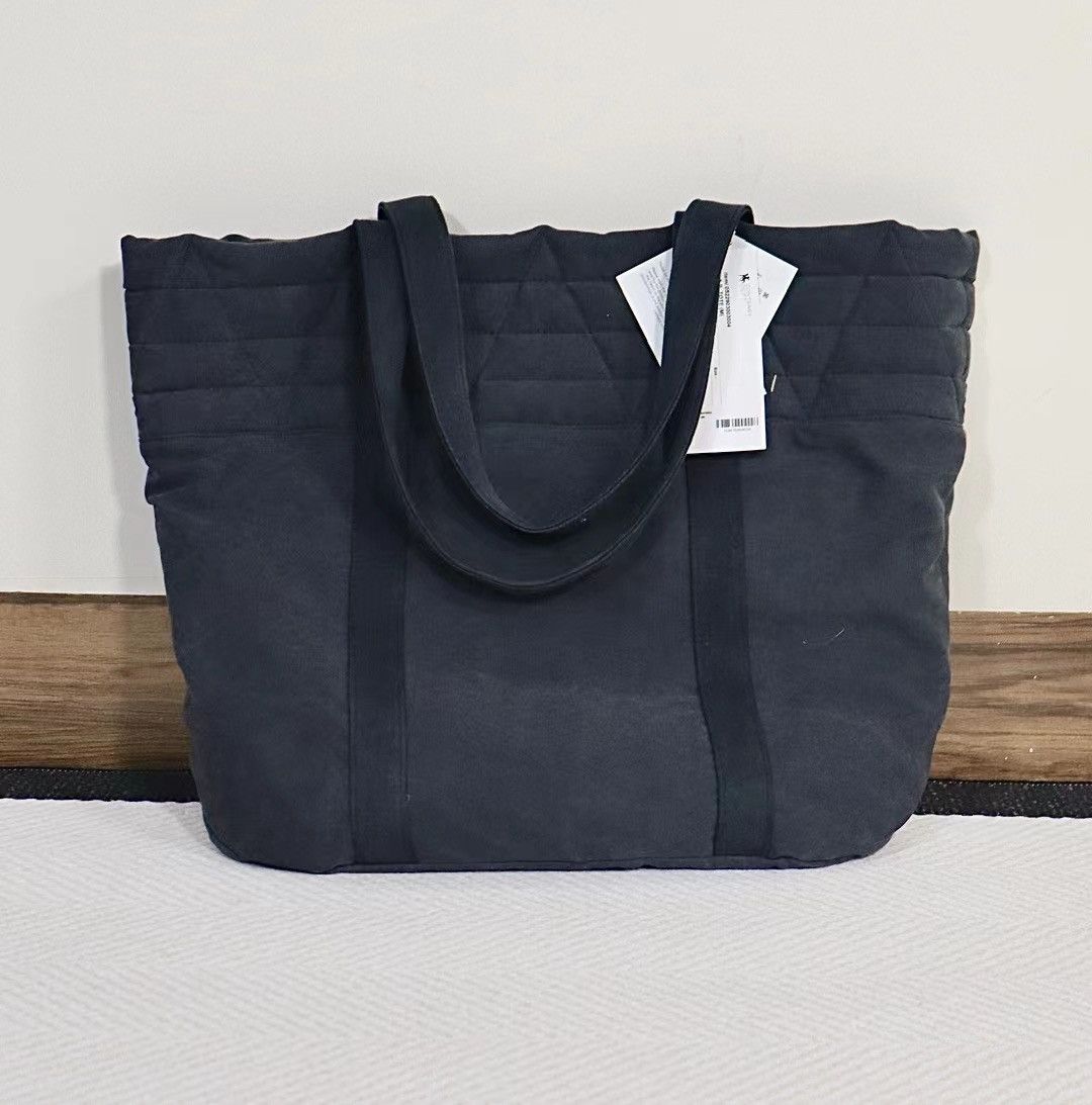 image of Visvim 22Aw Contrary Dept N.a.p Tote M G.cords in Navy, Men's