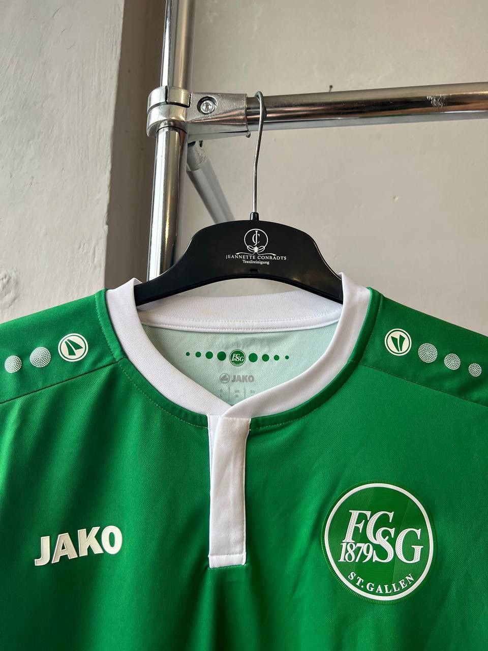 Sports Specialties 2017/18 ST GALLEN SIGNED HOME SOCCER JERSEY FOOTBALL SHIRT L Size US L / EU 52-54 / 3 - 4 Thumbnail