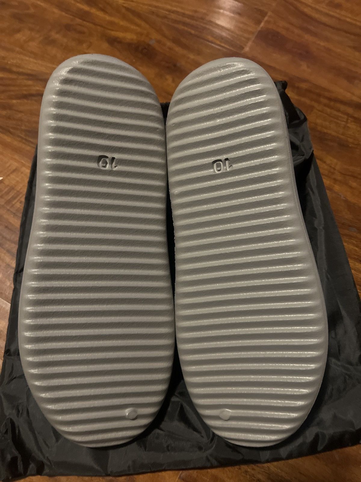 Yeezy YZY SLIDE SL-01G Size US 10 / EU 43 - 3 Thumbnail