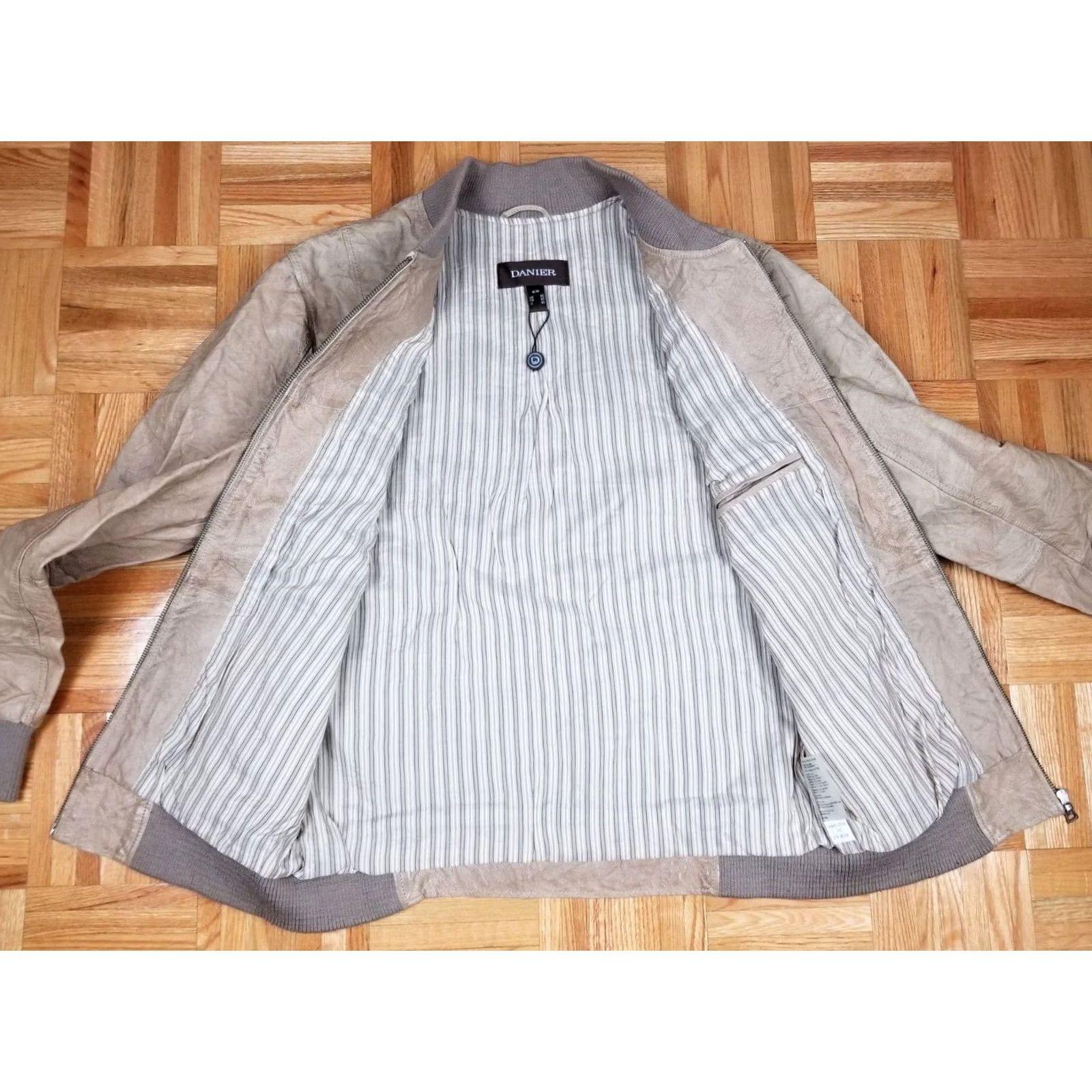 Vintage VINTAGE DANIER Distressed Leather Bomber Style Jacket SHIRT M Beige 27-28in 22in 19in Cross Shoulder Mens Size US M / EU 48-50 / 2 - 7 Thumbnail