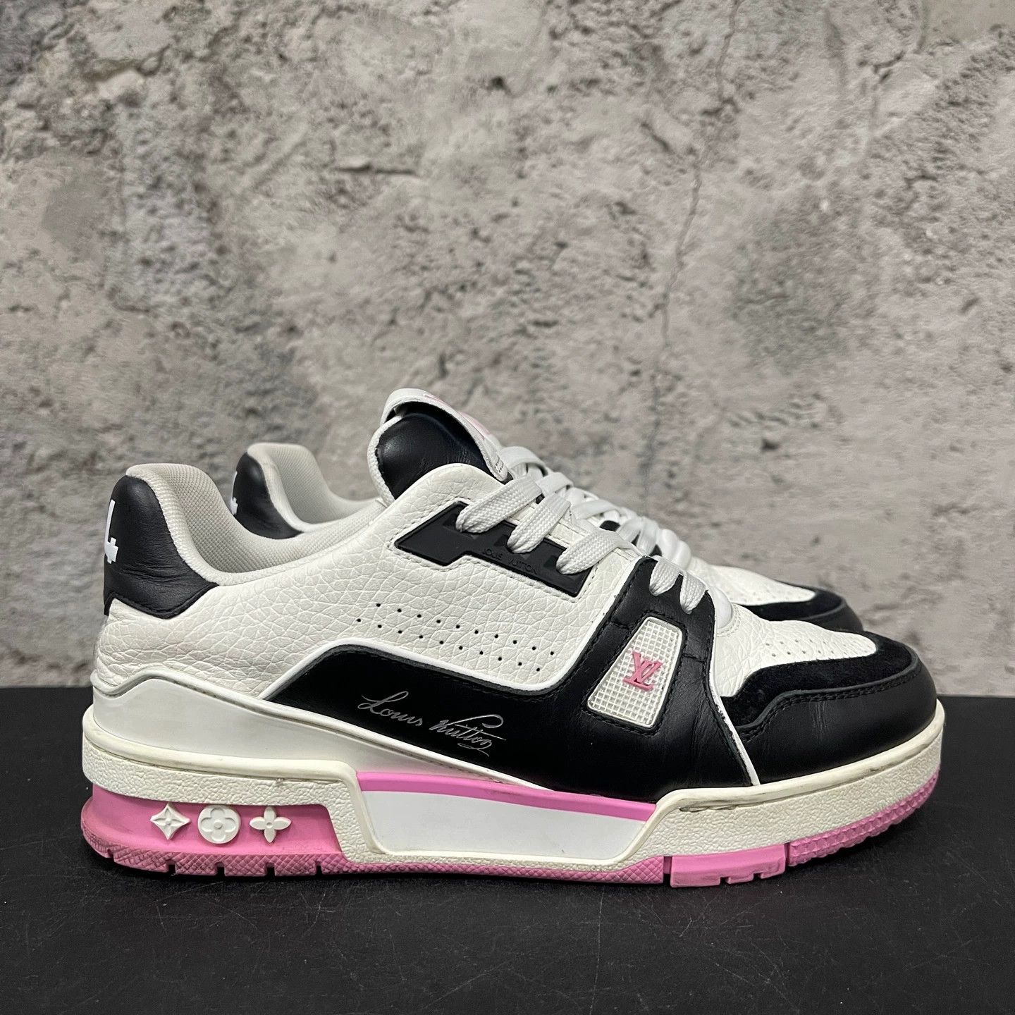 Louis Vuitton Louis Vuitton Trainer Black and Pink Size 37 Size US 6 / IT 36 - 1 Thumbnail