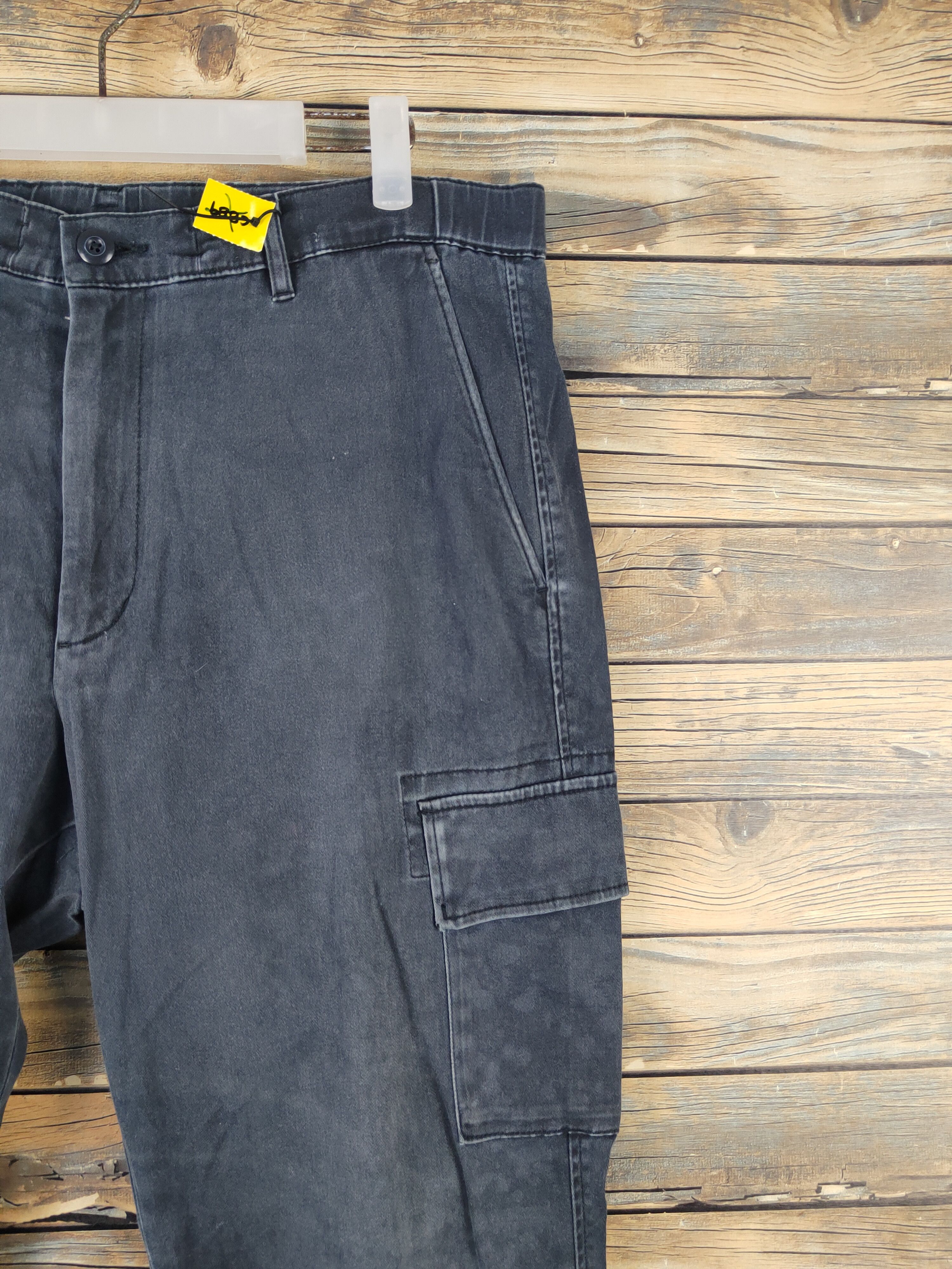 Japanese Brand Uniqlo Black Faded Multipocket Cargo Pants #W2102 Size US 37 - 5 Thumbnail