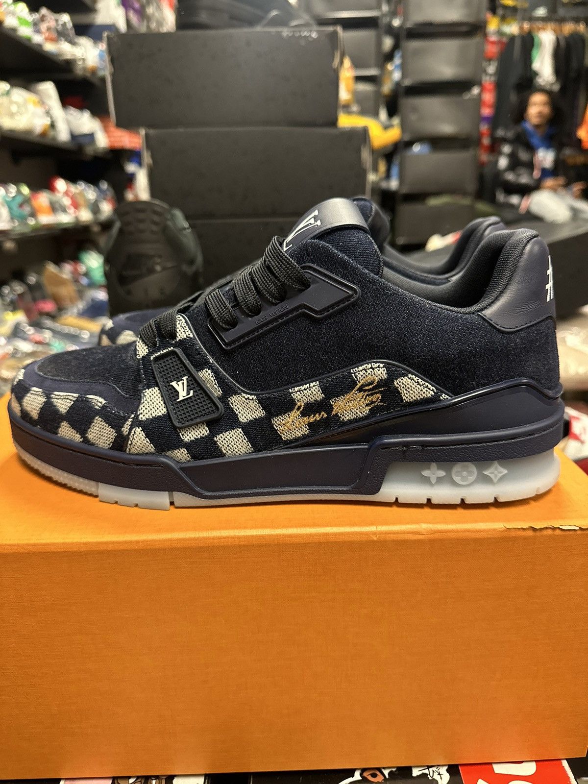 Louis Vuitton Louis vuitton damier pre owned size 8 low trainer navy Size US 8 / EU 41 - 4 Thumbnail