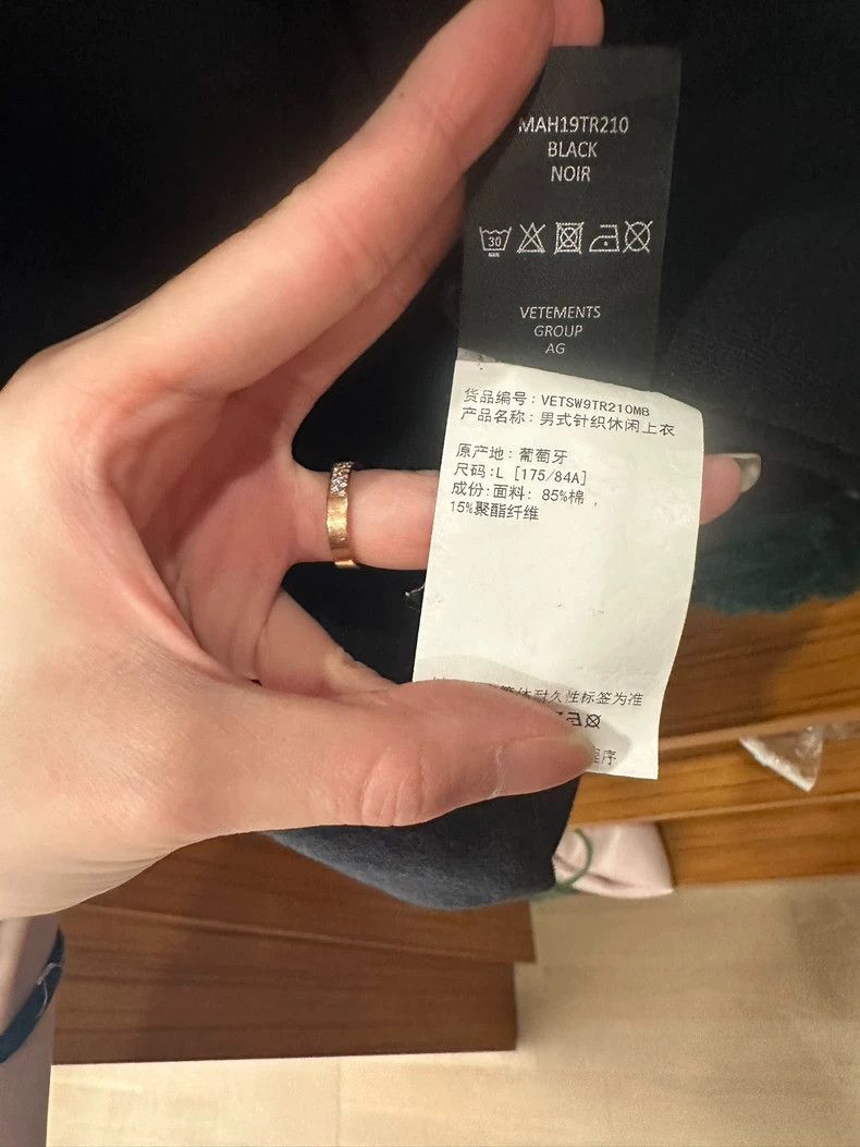 Vetements Vetements Two-Sided Wearable Sweatshirt, Size L, Runs Larg Size US L / EU 52-54 / 3 - 6 Thumbnail
