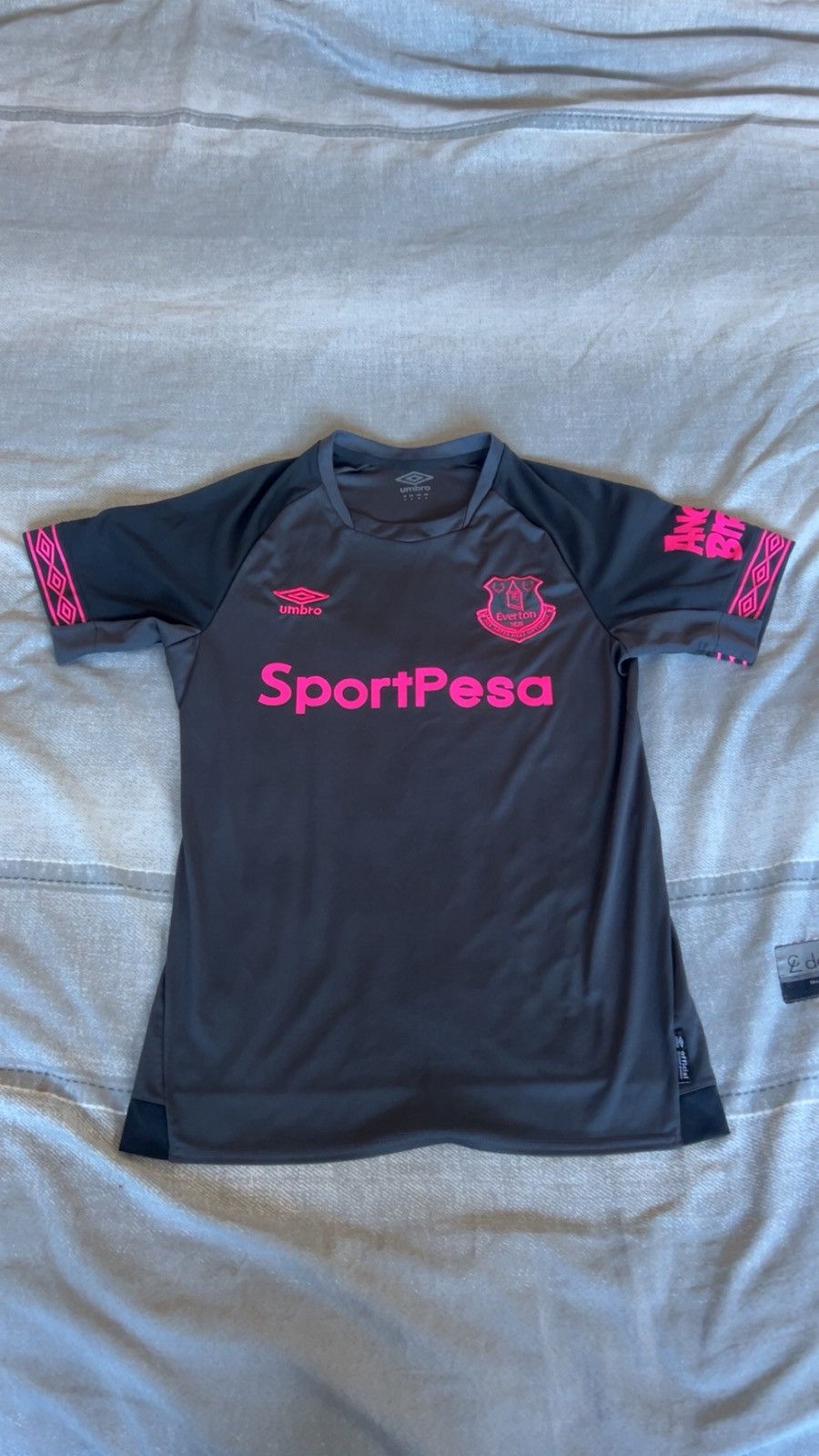 Umbro Everton 18/19 black & pink away shirt Size US S / EU 44-46 / 1 - 1 Thumbnail