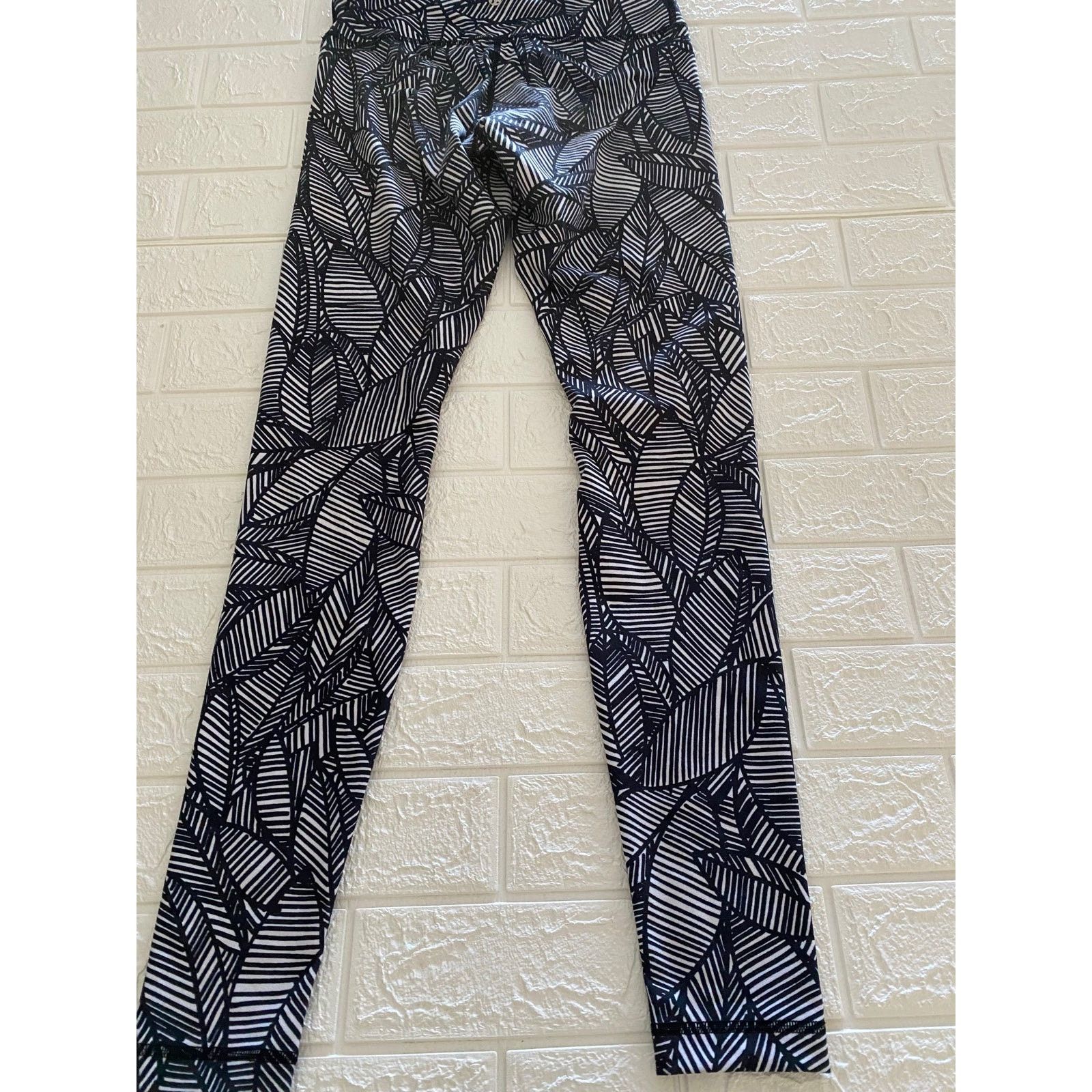 Lululemon Lululemon legging size 6 white and Black Size 28" / US 6 / IT 42 - 9 Thumbnail