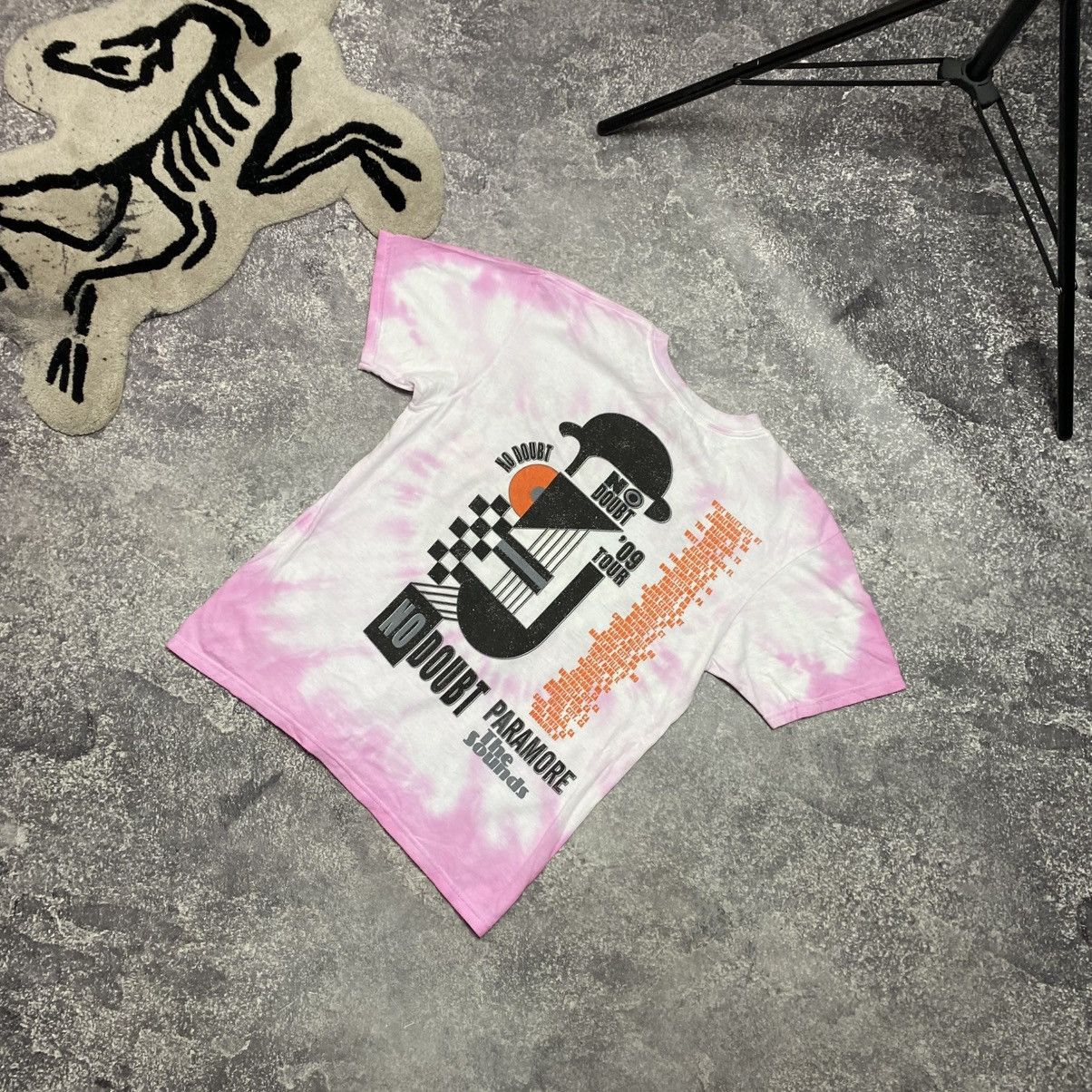 Band Tees Vintaga No Doubt 2009 Tour Graphic y2k rock band tee size S Size US S / EU 44-46 / 1 - 6 Thumbnail