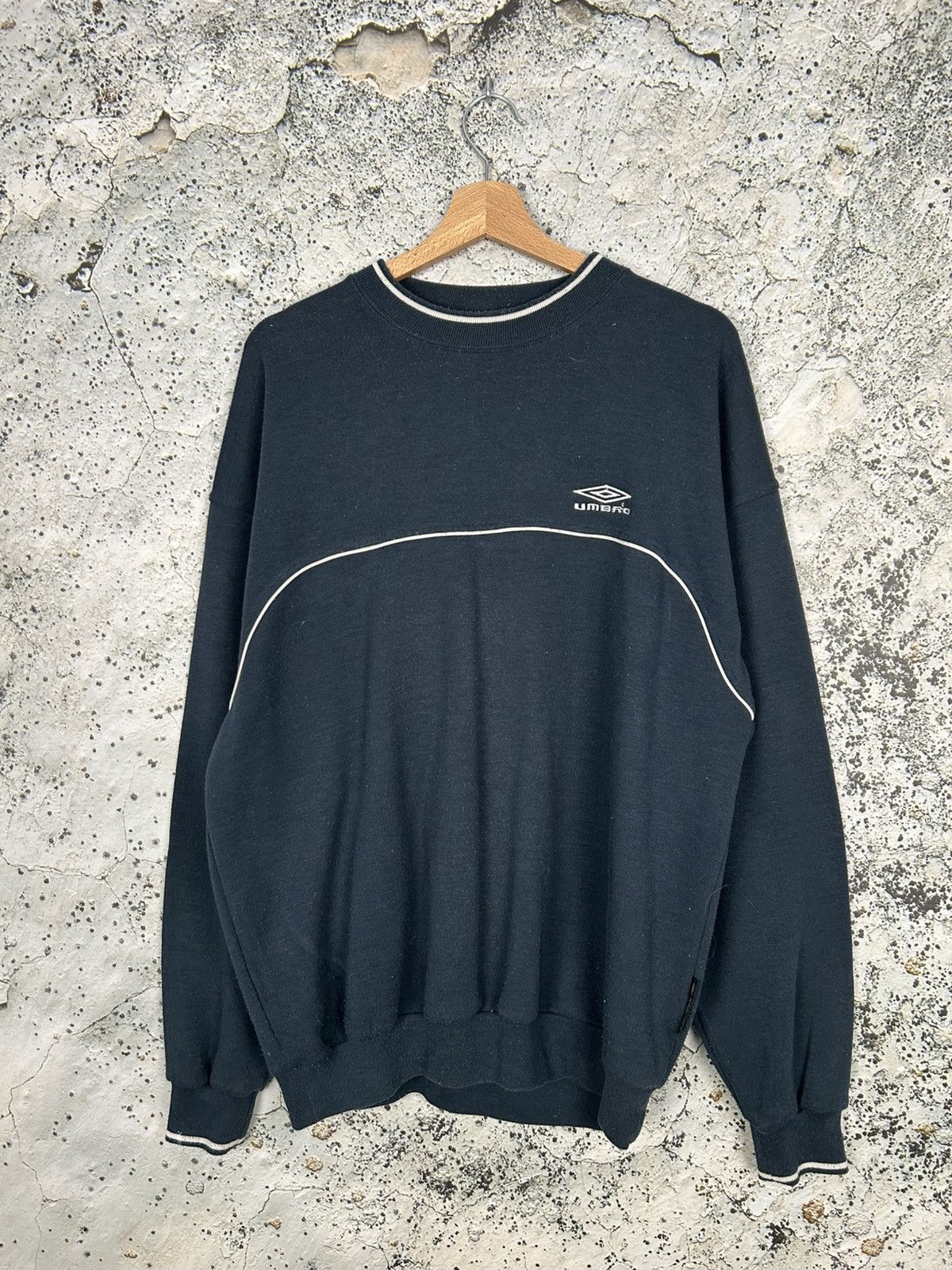 Umbro Umbro Vintage Crewneck Streetwear Baggy Rap Sport Boxy Fit Size US L / EU 52-54 / 3 - 1 Thumbnail
