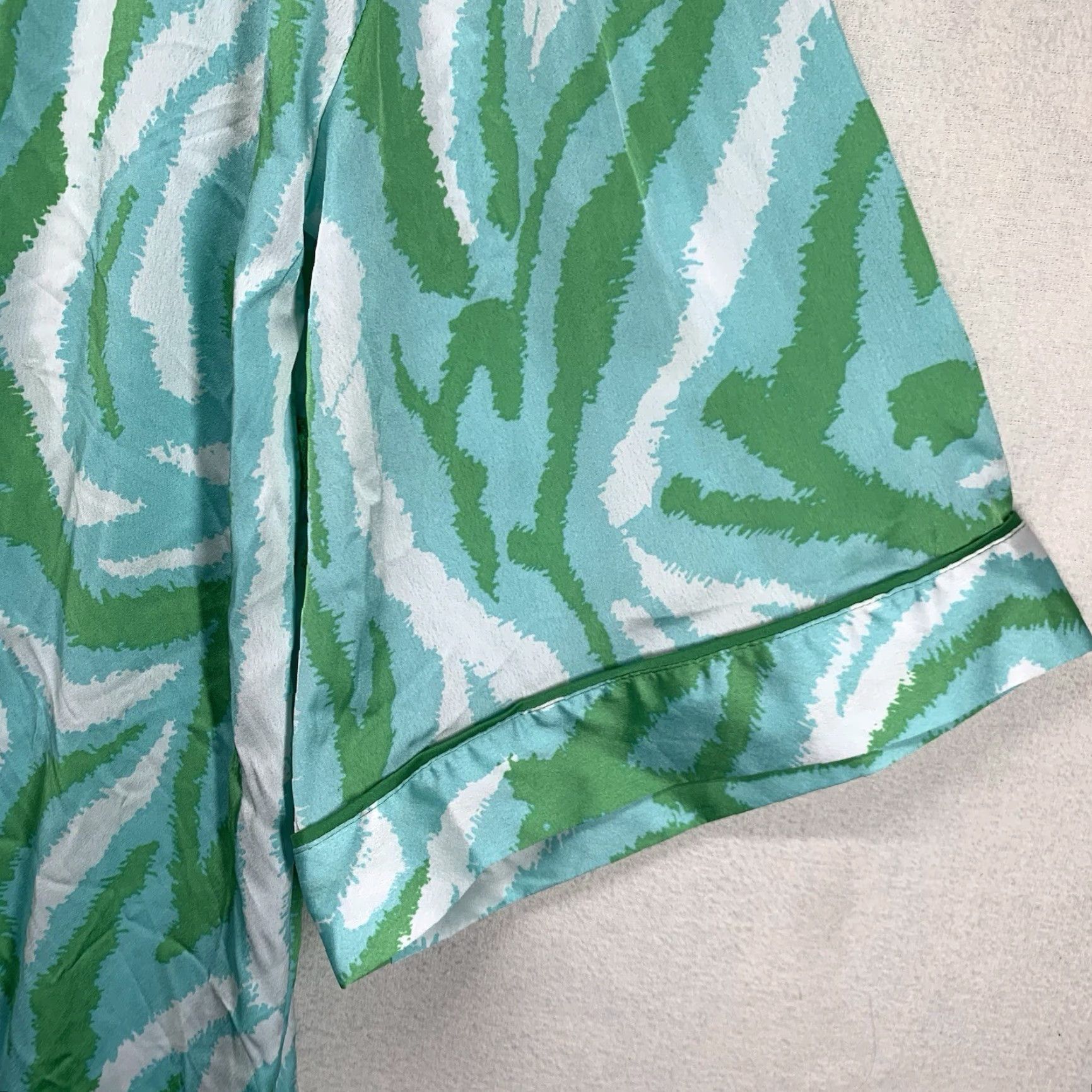 Diane von Furstenberg DVF for Target Robe Women 2XS Green Zebra Satin Beach Cover-Up Kimono 3/4 Sleeve Size ONE SIZE - 7 Thumbnail
