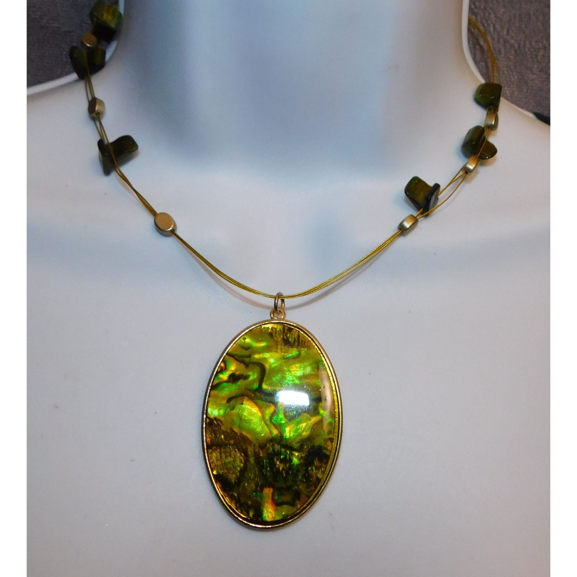 Other Mermaidcore Green Shell Shimmer Medallion Necklace Size ONE SIZE - 1 Thumbnail