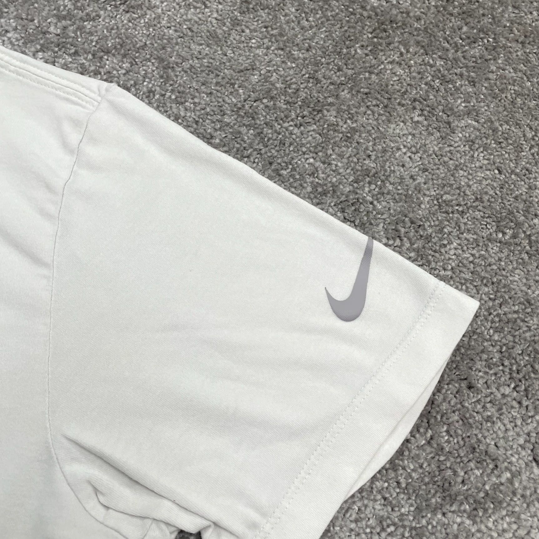 Nike Nike Dri-Fit The Nike Tee Tee Shirt Mens M White Crew Neck Short Sleeve Shirt Mens White Nike Dri-Fit Tee Size US M / EU 48-50 / 2 - 5 Thumbnail