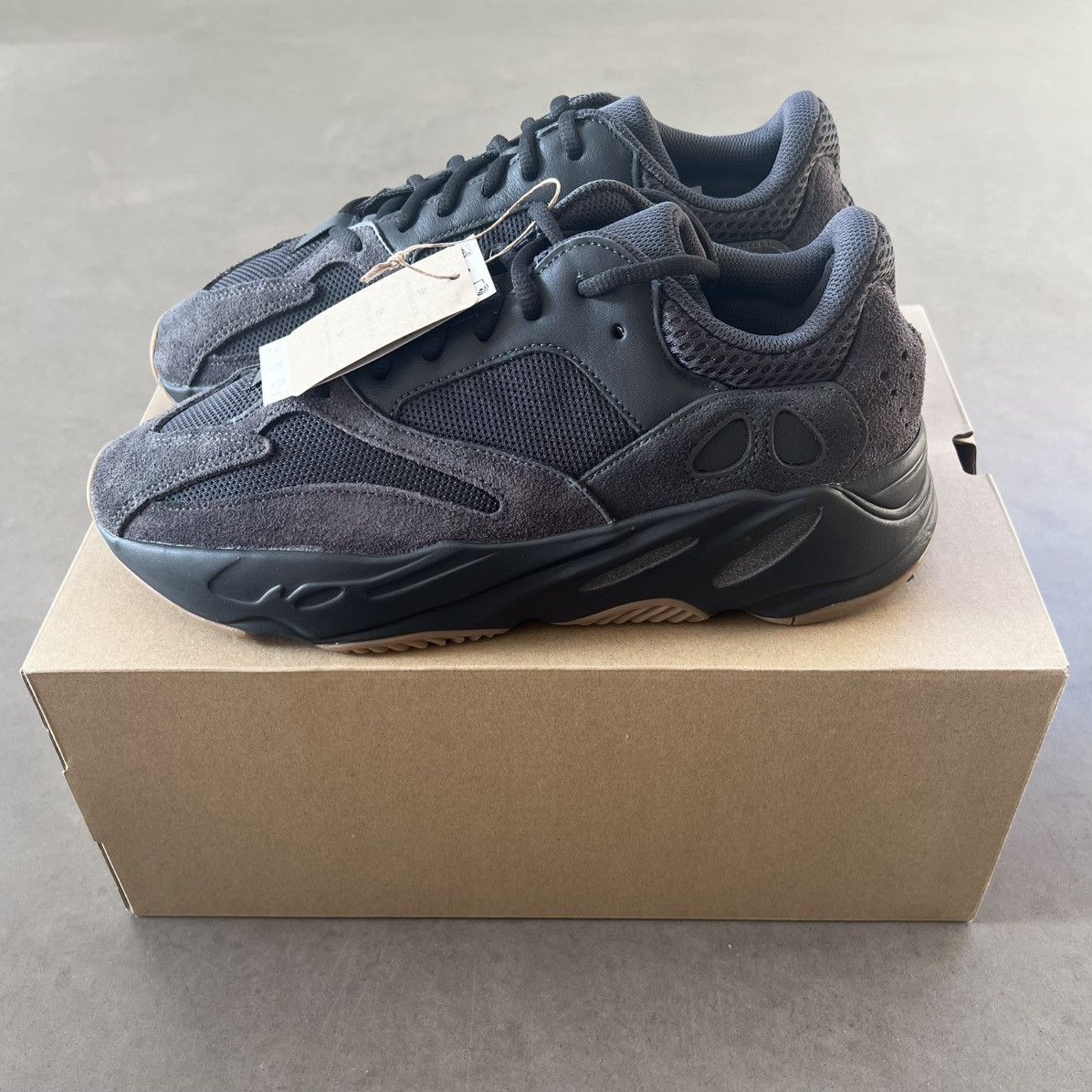 Adidas ⭐️DEADSTOCK 700v1 UTILITY BLK Size US 10.5 / EU 43-44 - 3 Thumbnail