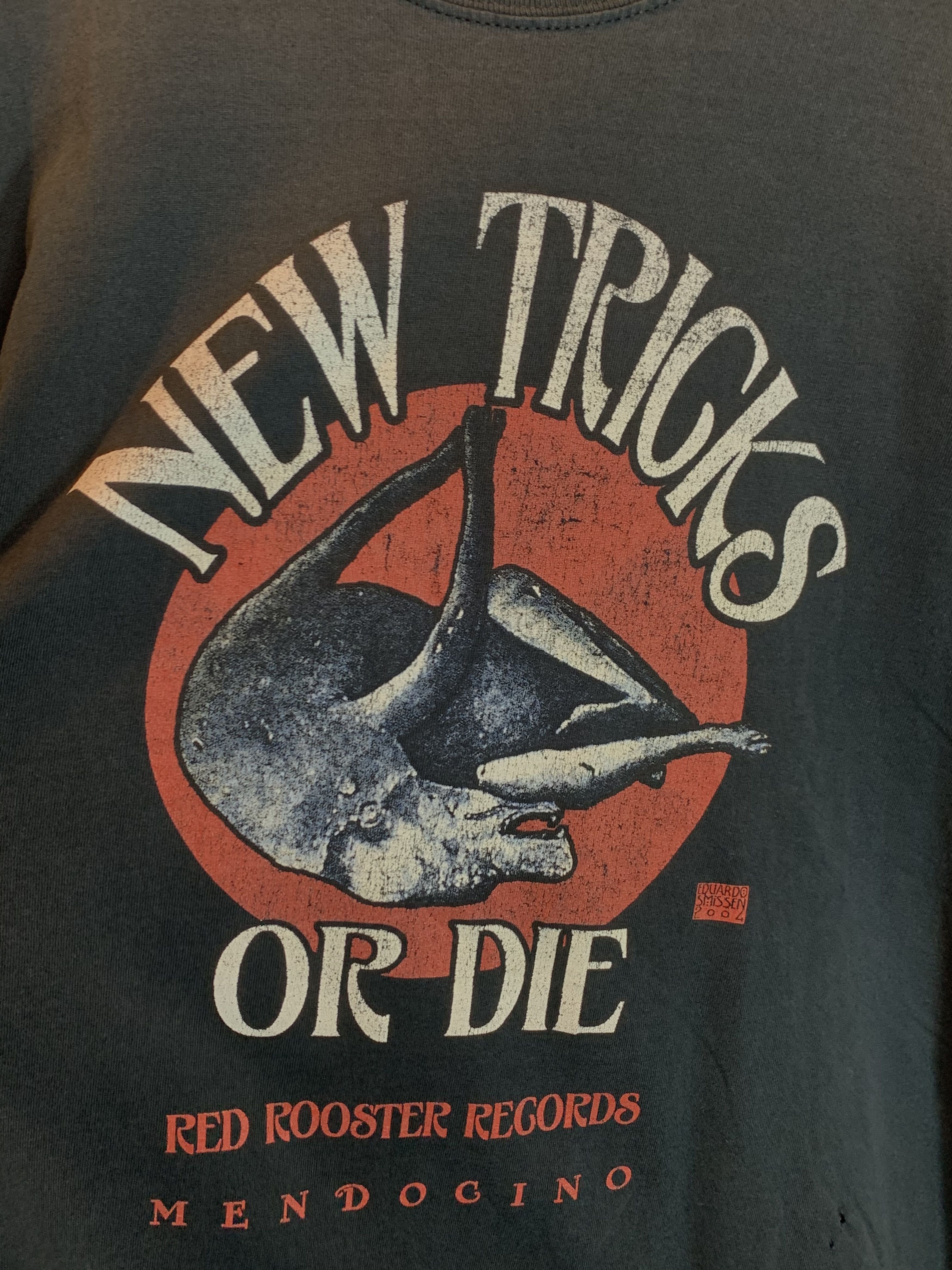 Band Tees *RARE* Vintage New Tricks Or Die Red Rooster Records T-Shirt Size US XL / EU 56 / 4 - 2 Thumbnail