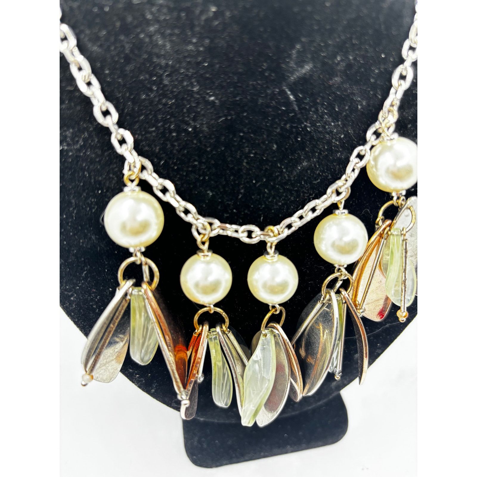 Express EXPRESS Women's Faux Pearl Tri-Color Leaf Chain Necklace Size ONE SIZE - 3 Thumbnail