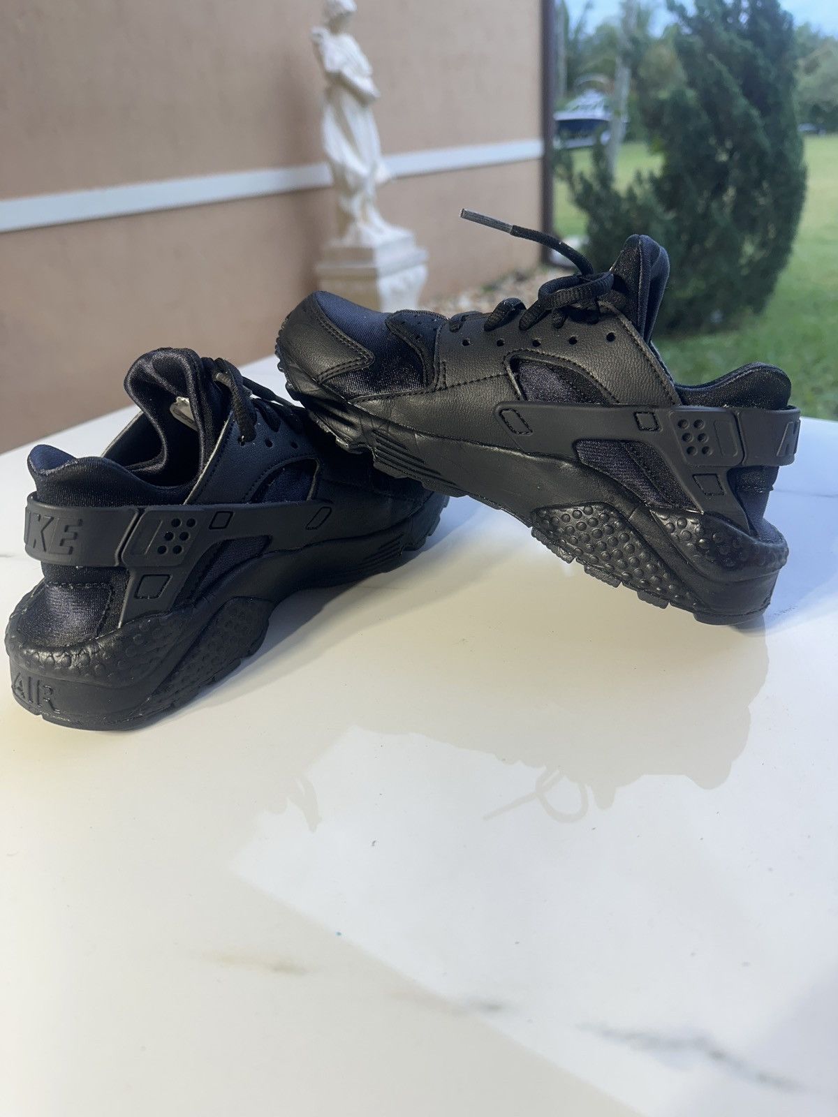 Nike Nike Air Huarache Black (Women's) Shoes Size US 6 / IT 36 - 6 Thumbnail