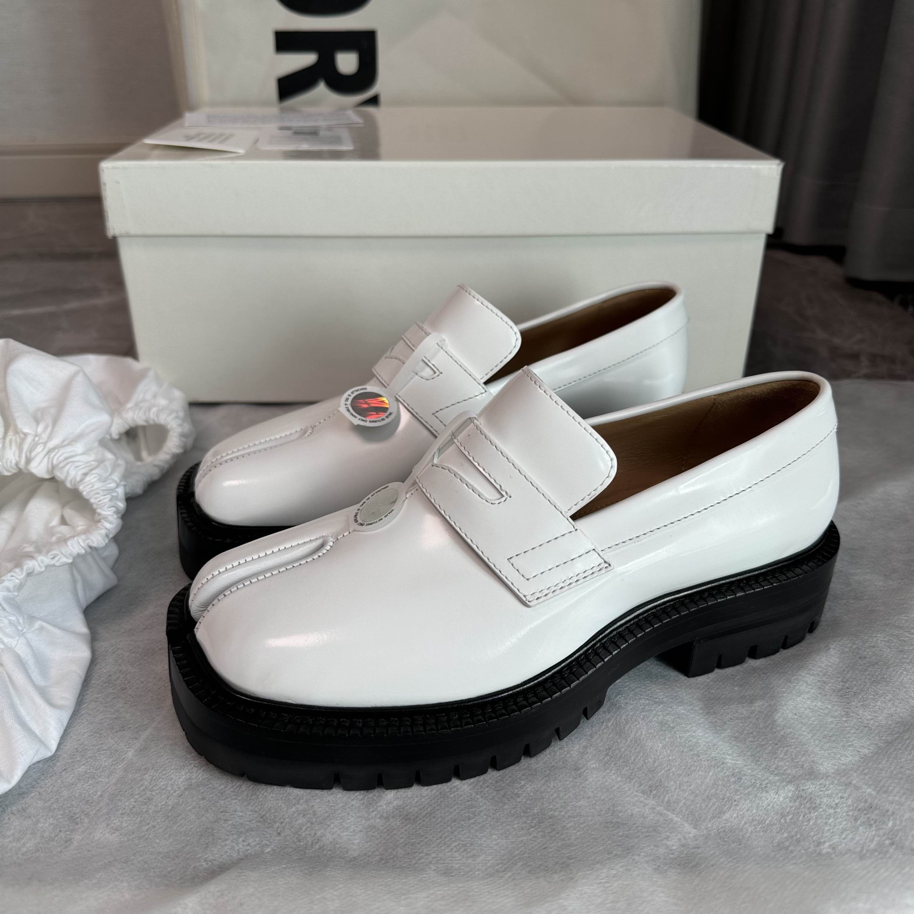 Maison Margiela Maison Margiela Tabi Leather Loafers Size 35 Size US 5 / IT 35 - 1 Thumbnail