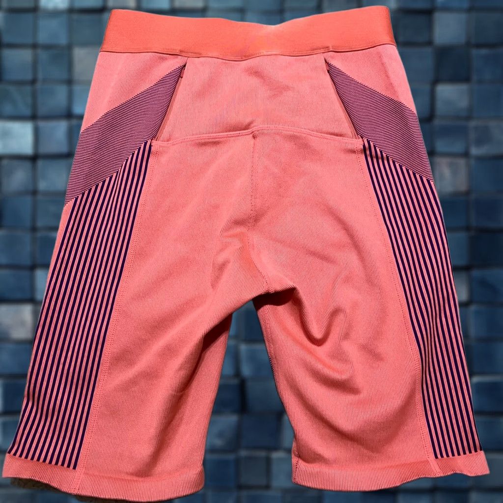 Fabletics Fabletics Pink Stripe Short High Waisted Womens M Shorts Pink Stripe High Waisted Seamless Bicycle Athletic Lightweight UV Moisture Wicking 90s? Size 32" / US 10 / IT 46 - 1 Thumbnail