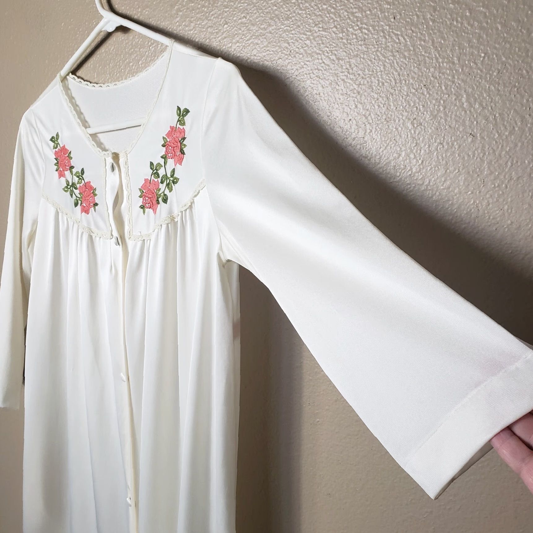 Vintage VINTAGE Lorraine Embroidered Satin Buttonfront Gown Robe-Size S Size ONE SIZE - 3 Thumbnail
