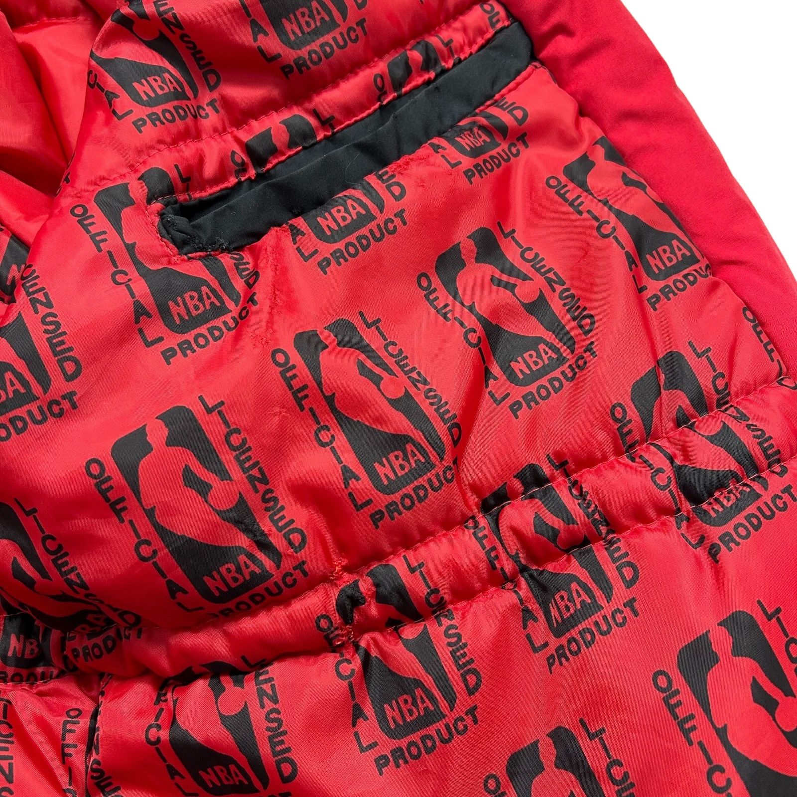 NBA VTG 90s NBA CHICAGO BULLS PRO PLAYER PUFFER JACKET COAT Size US L / EU 52-54 / 3 - 11 Thumbnail