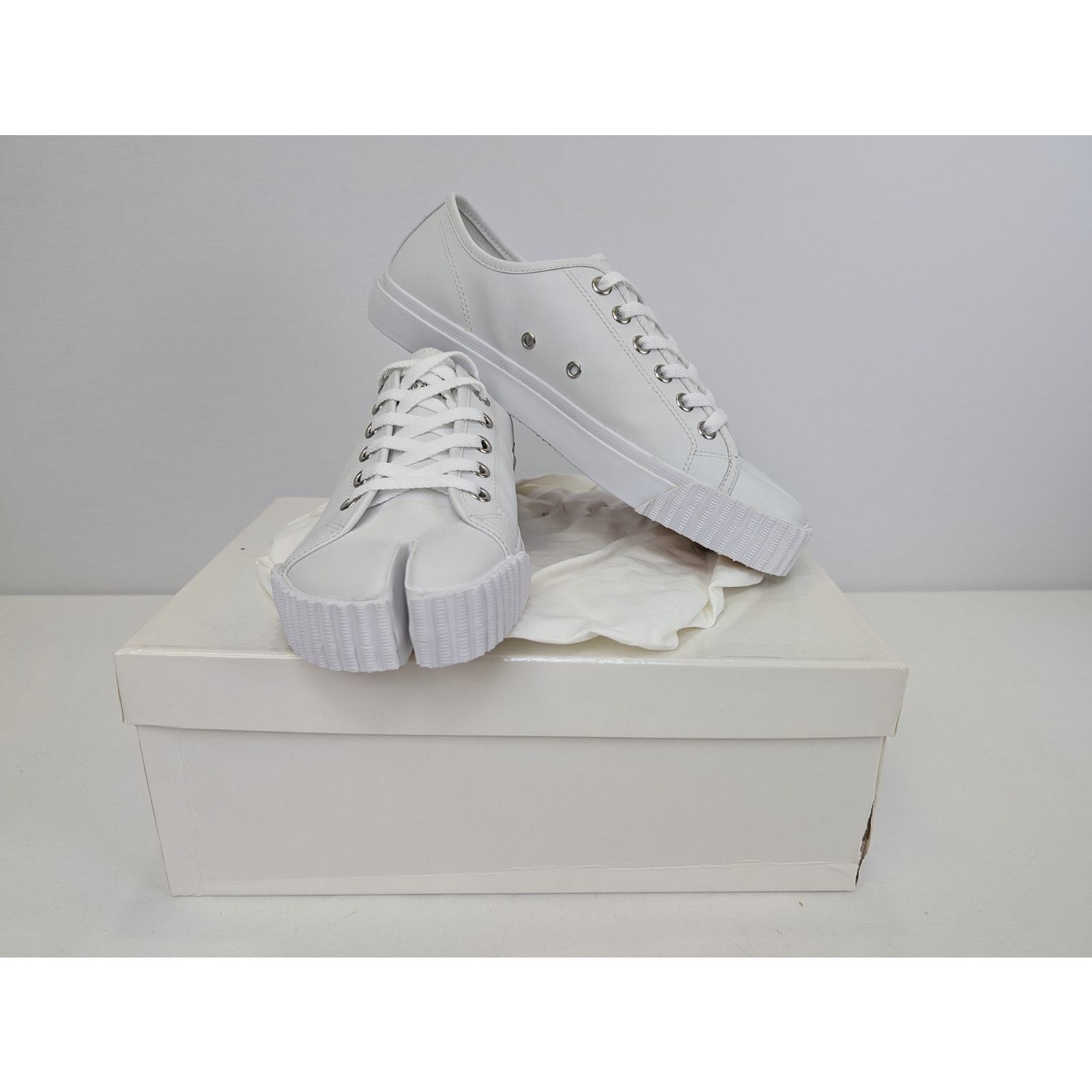 Maison Margiela o1rshd1 Q:3 / Tabi Low Top Sneakers in White Size US 9 / EU 42 - 19 Thumbnail