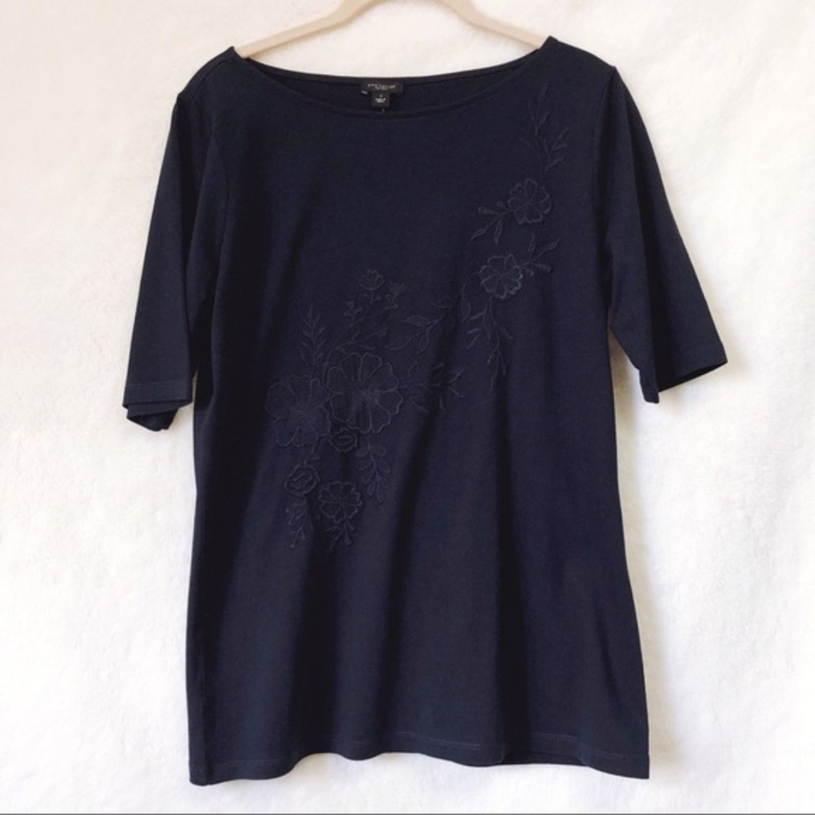 Ann Taylor Ann Taylor Navy Flower Design Short Sleeve Top Size S / US 4 / IT 40 - 1 Thumbnail