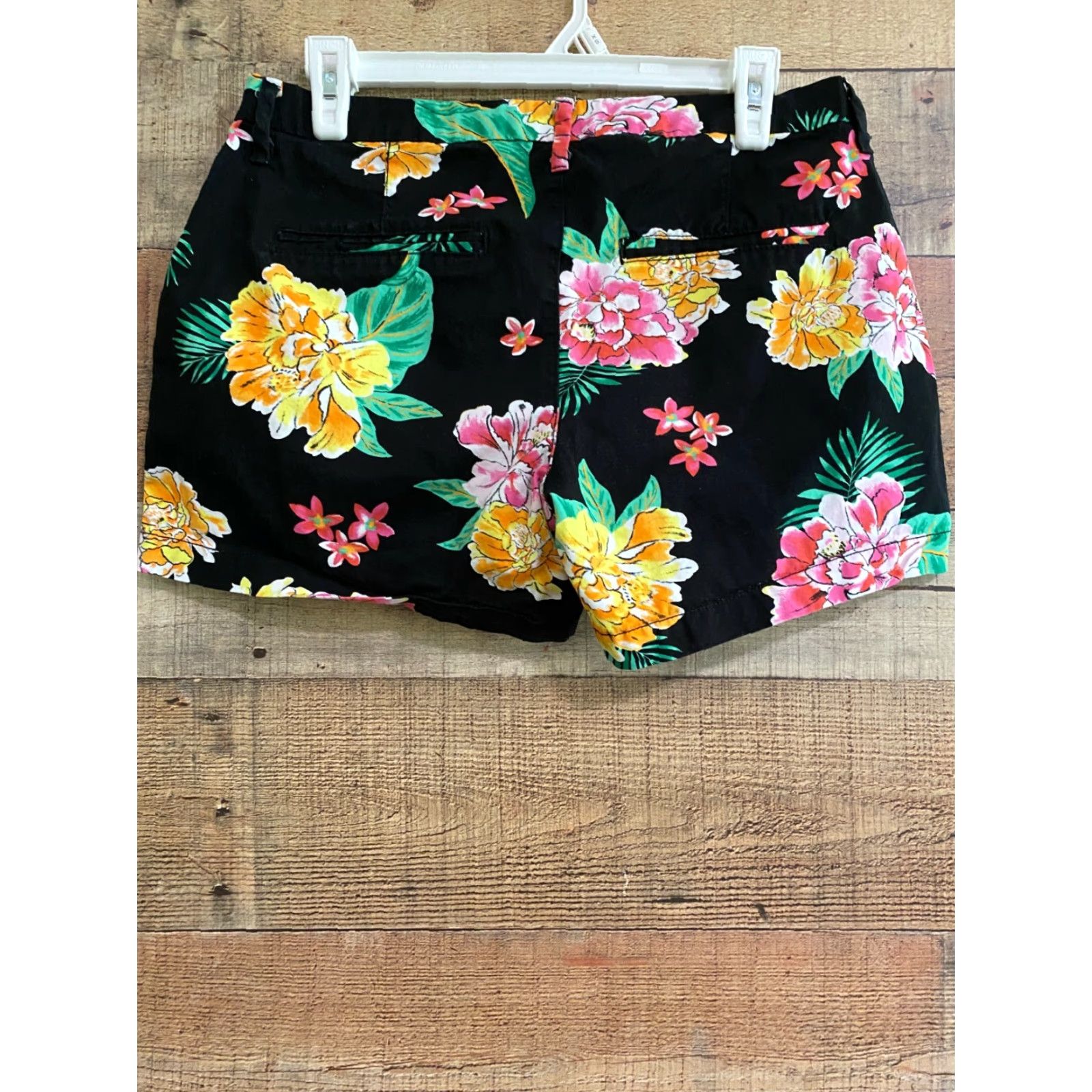 Old Navy Old Navy Women’s Shorts Size 6 Black Floral Size 28" / US 6 / IT 42 - 2 Thumbnail