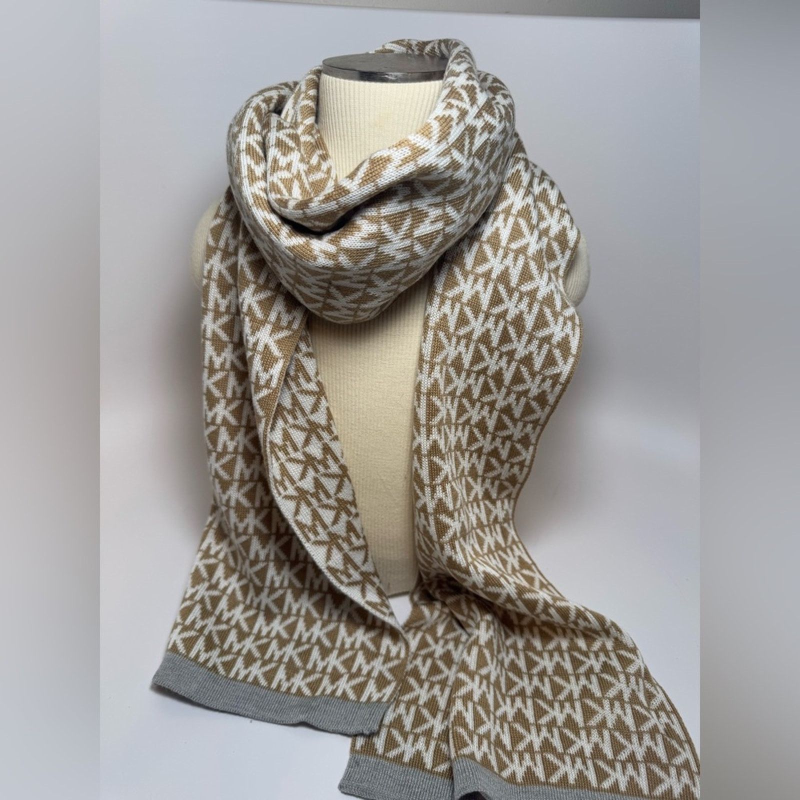 Michael Kors Michael Kors Winter Scarf Beige White Monogram MK Designer Size ONE SIZE - 1 Thumbnail