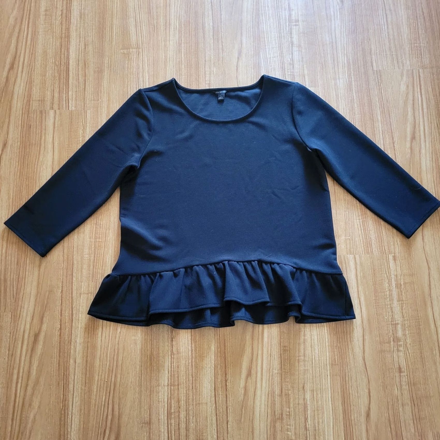 Ann Taylor Ann Taylor Womens Large Black Ribbed Texture Ruffle Hem Career Neutral Blouse Size L / US 10 / IT 46 - 2 Thumbnail