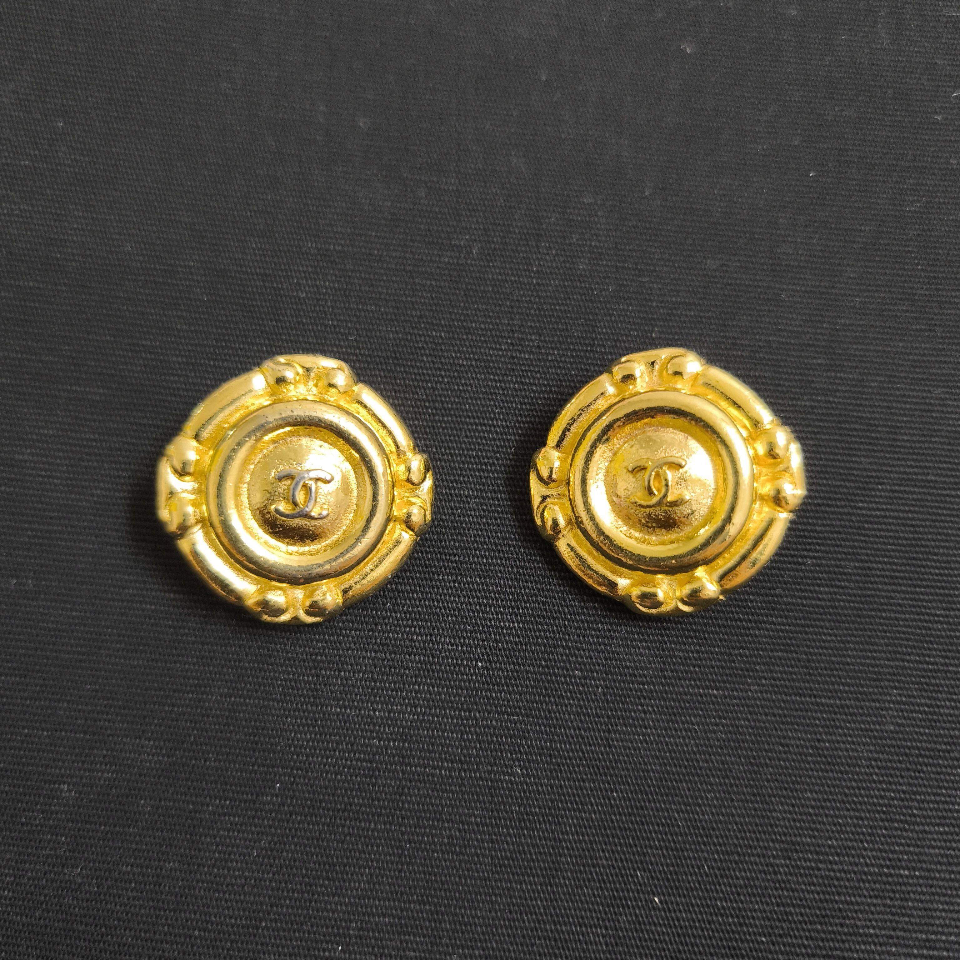 Chanel 70s - 80s Chanel CC Logo Button Clip on earrings Gold Plated Size ONE SIZE - 1 Thumbnail