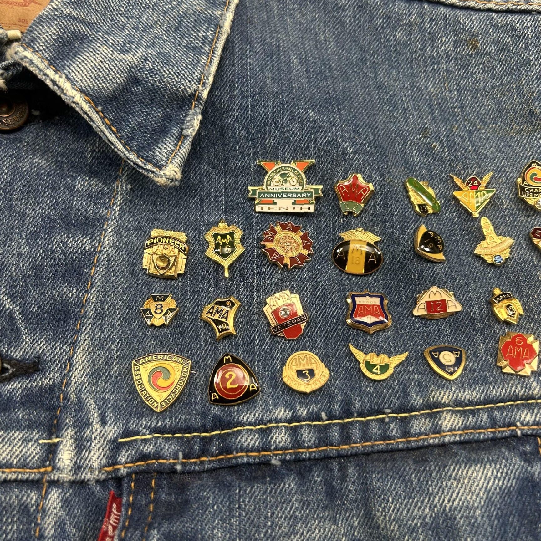 Levi's VINTAGE Levi's Denim Vest Biker Shirt Mens 44 Regular Blue 60s Patch Pins Motorcycle Leather Waistband Patch Embroidered Button Front Size US S / EU 44-46 / 1 - 6 Thumbnail