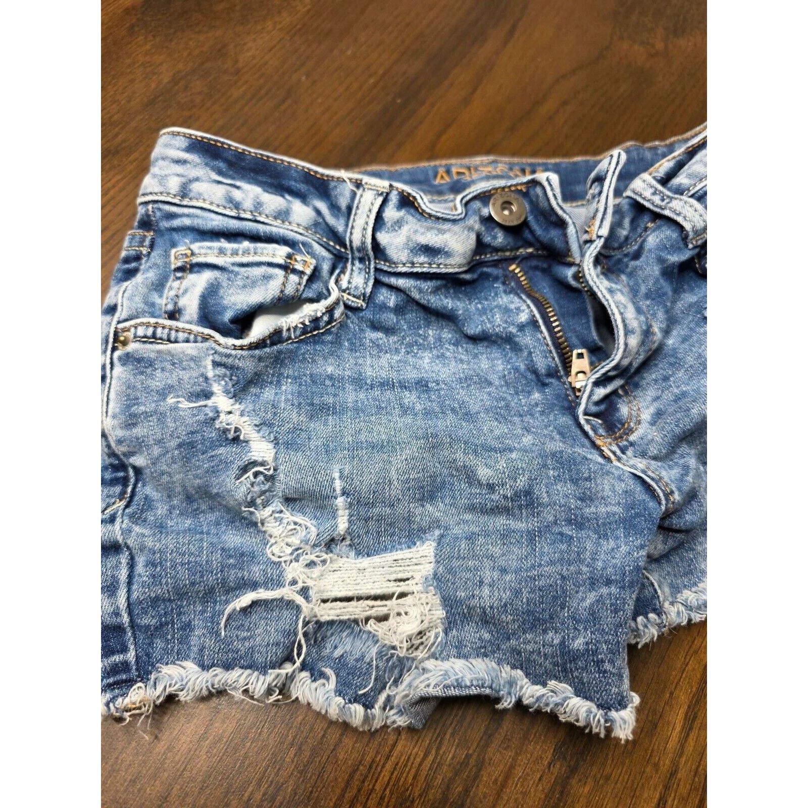 Arizona Jean Co. Arizona distressed jean shorts. soft & stretchy size 1 Size 25" / US 0 / IT 36 - 13 Thumbnail