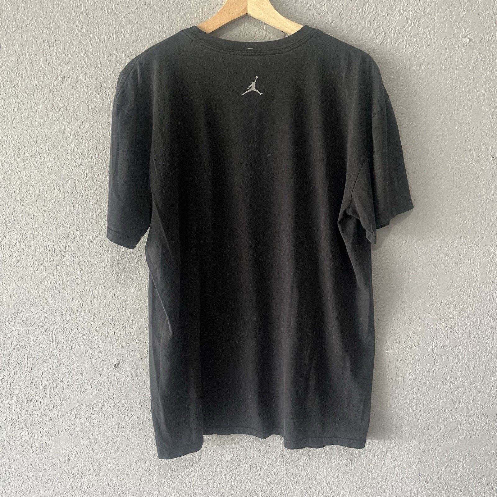 Jordan Brand 2000s Michael Jordan Chicago Bulls Shoe Black Tshirt Men’sXL Size US XL / EU 56 / 4 - 5 Thumbnail