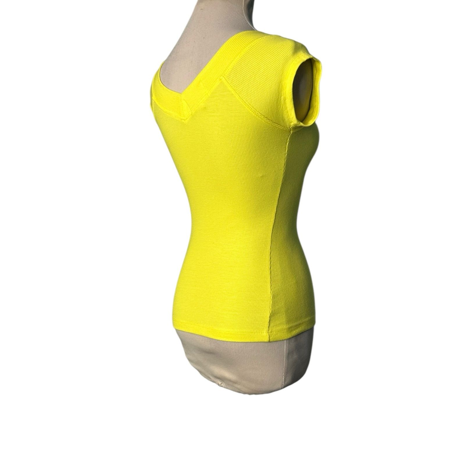 Bdg BDG yellow knit short sleeves v neck fitted top size Small Size S / US 4 / IT 40 - 8 Thumbnail