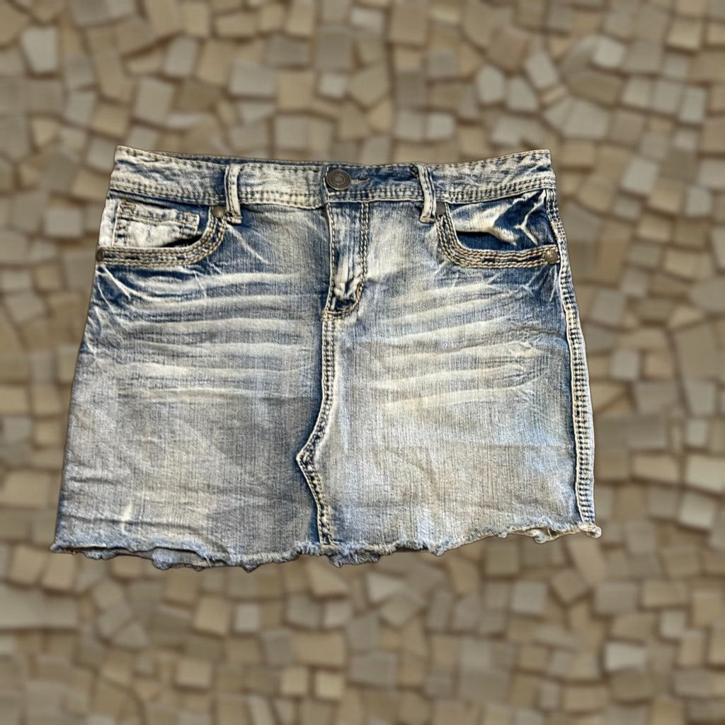 Vintage **Maurices Women's Size 7 Regular Mini Denim Skirt with Frayed Hem** User: Maurices Women's Size 7 Regular Mini Denim Skirt with Frayed Hem Size 28" / US 6 / IT 42 - 1 Thumbnail